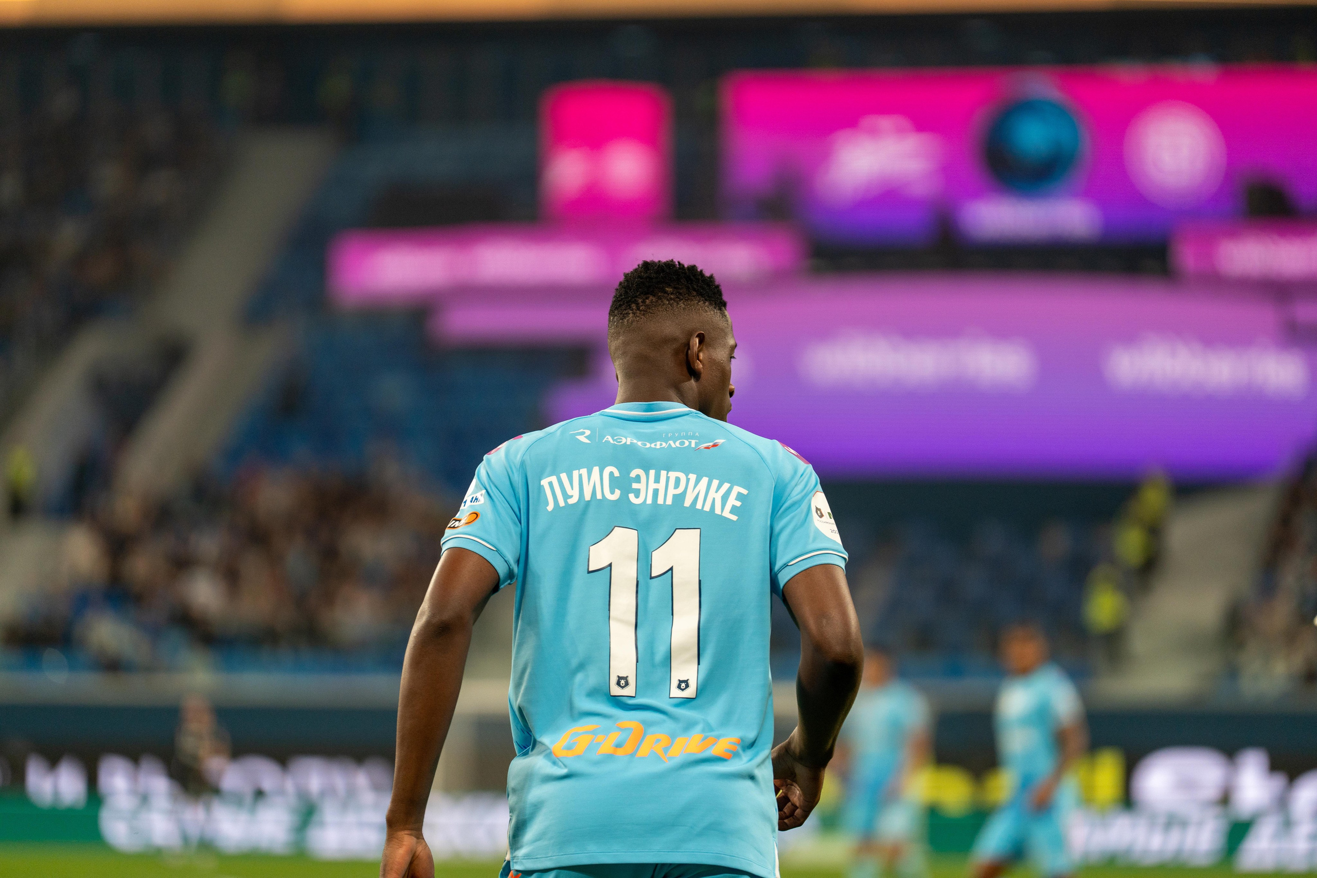 Игрок Зенита в голубой форме на Газпром Арене – репортаж спортивного фотографа Санкт-Петербург