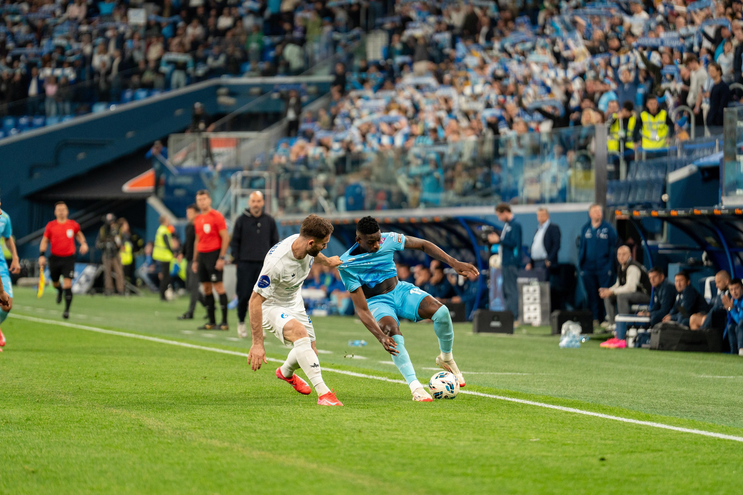 Динамичный кадр матча Зенит – Оренбург от спортивного фотографа из Санкт-Петербурга