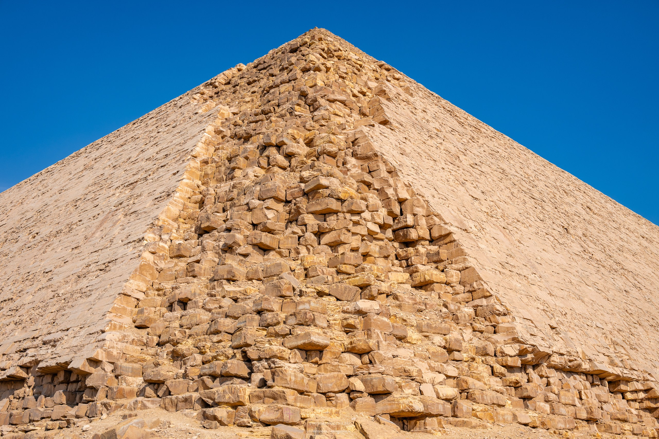 красная пирамида