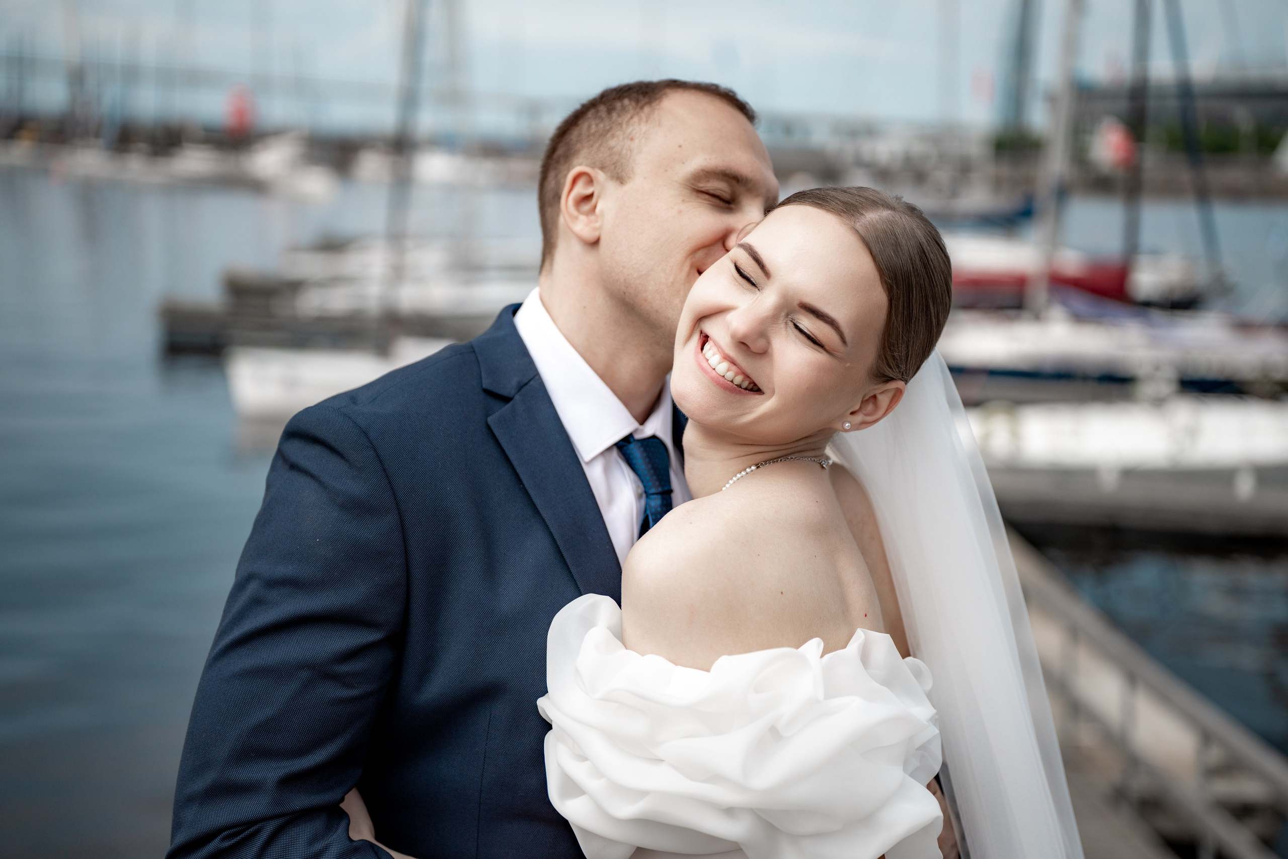 Красивые места для свадебной фотосессии летом в Санкт-Петербурге. Свадебный фотограф Александр Невский в Санкт-Петербурге