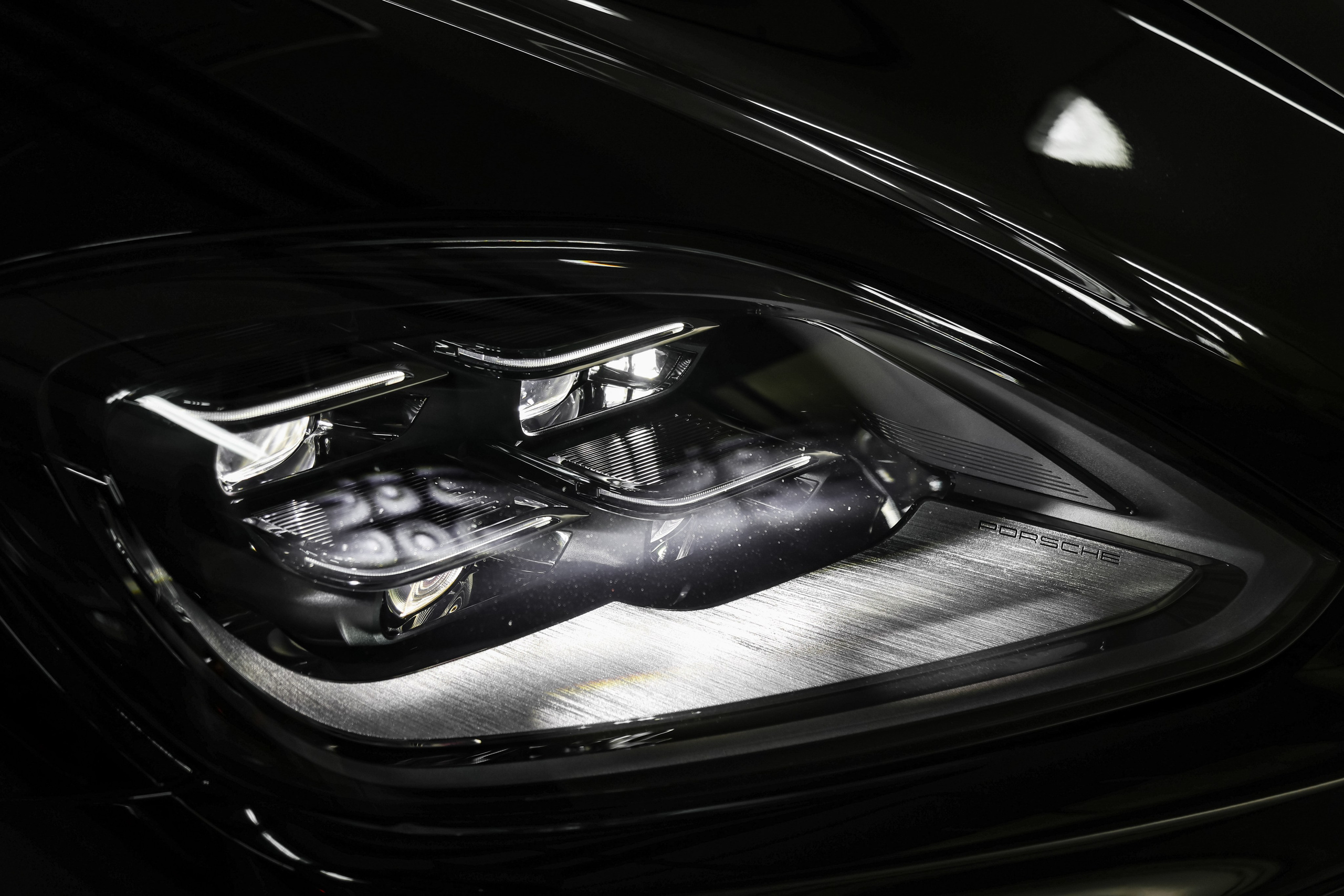 2025 PORSCHE CAYENNE COUPE E-Hybrid. Mixturecaptures