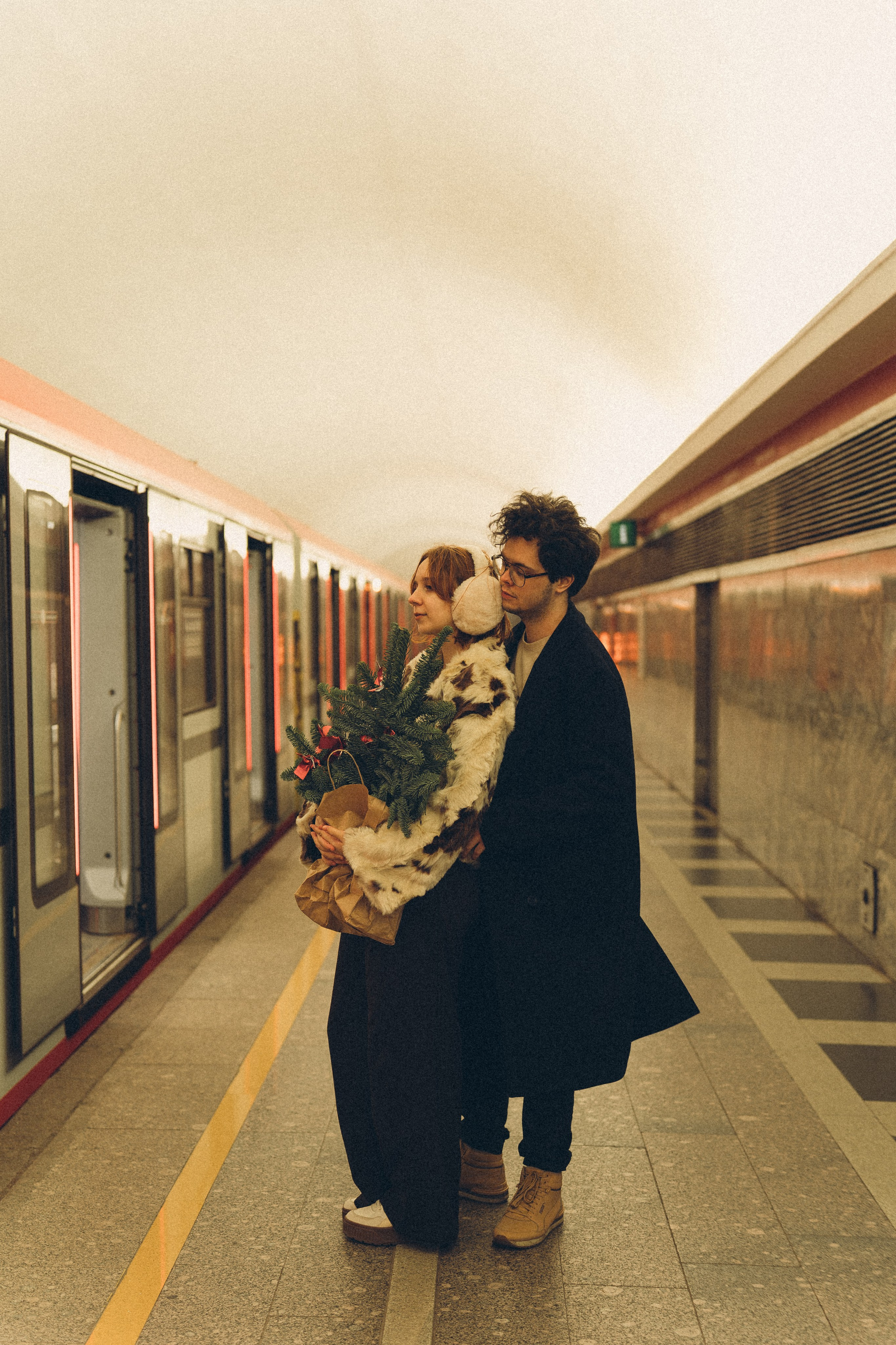 НОВОГОДНЯЯ ФОТОСЕСИИЯ ПАРЫ В МЕТРО ЛЮБОВЬ. Профессиональный фотограф, Санкт-Петербург — Виктория Богомолова
