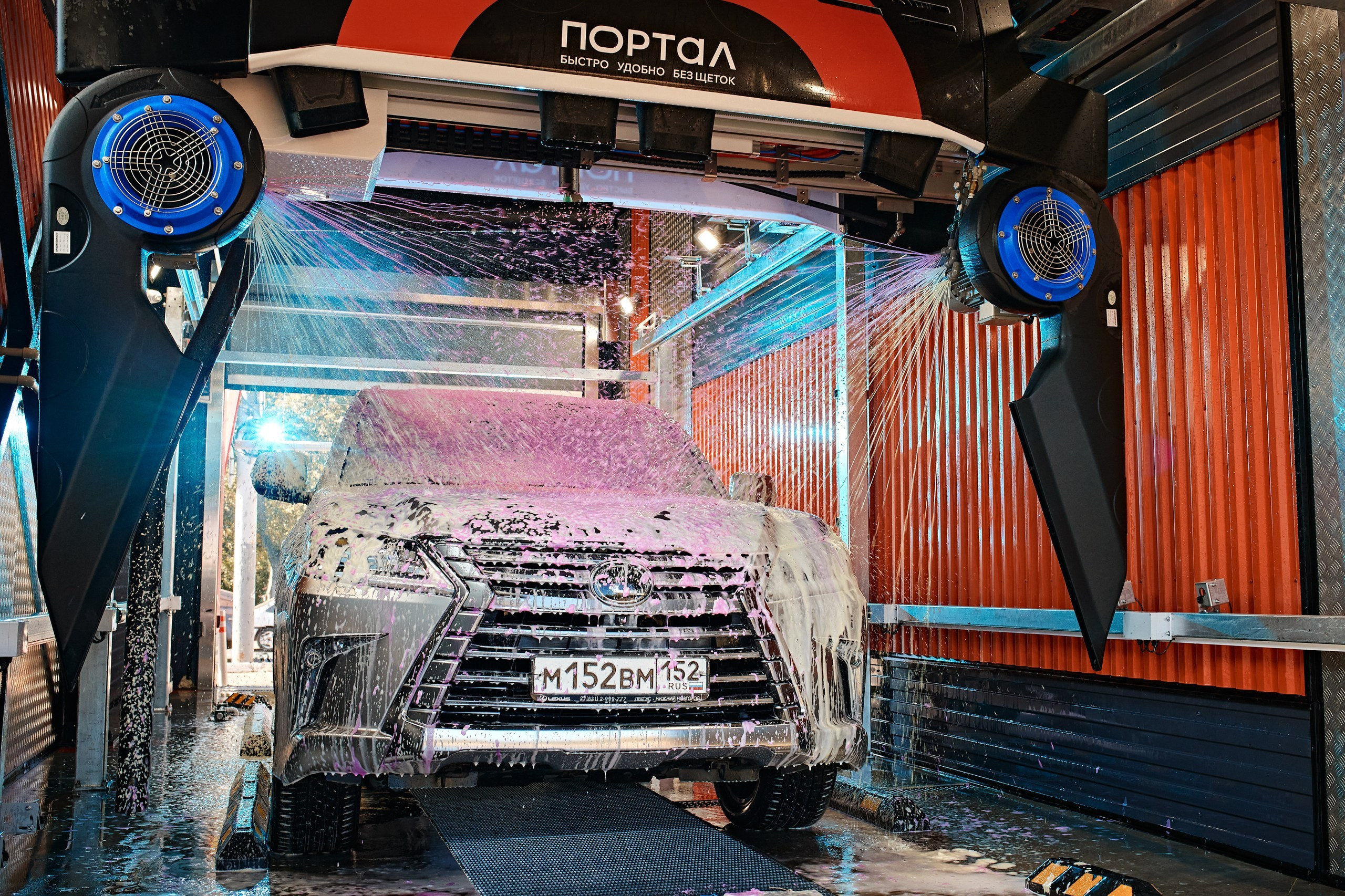 Рекламная съёмка для сети роботизированных автомоек Портал. Антон Артюшин, портретный фотограф. Москва