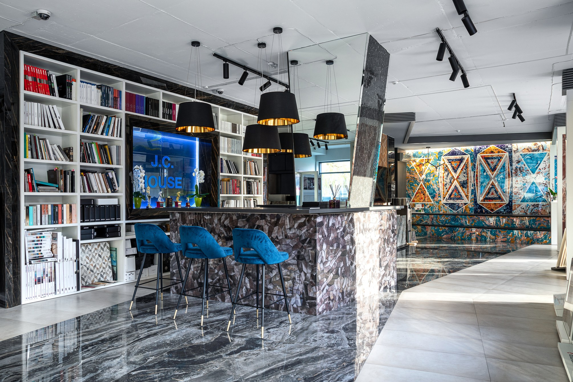 Респшен администрации салона с кафелем на продажу. 