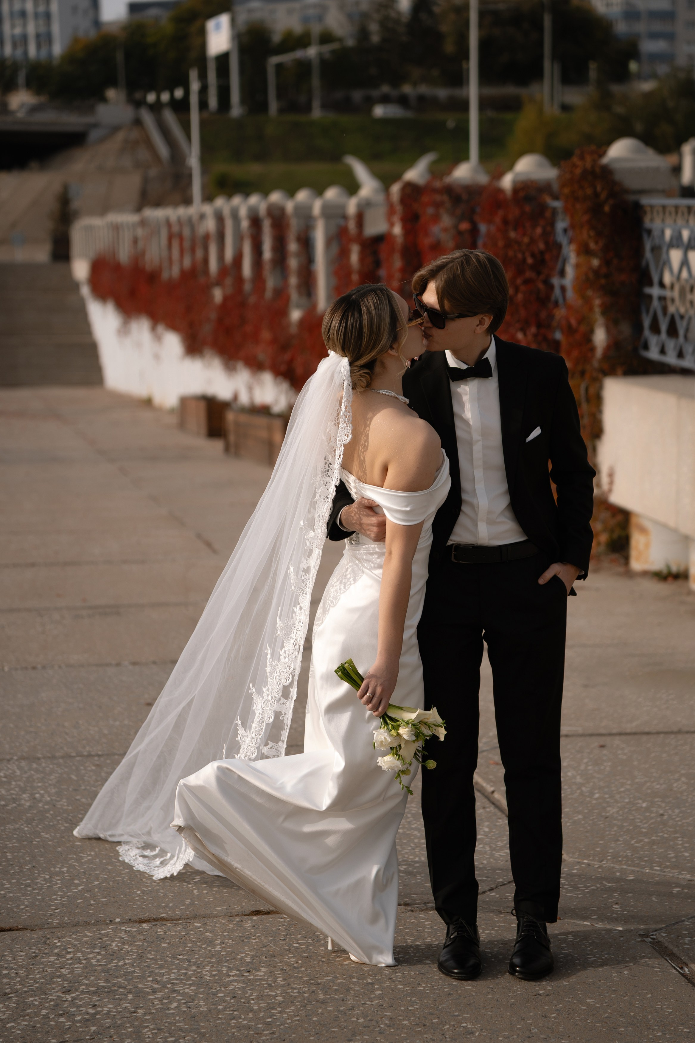 Колоннада на Набережной реки Белой (ост. Монумент Дружбы). Свадебный фотограф в Уфе Лилия Сова
