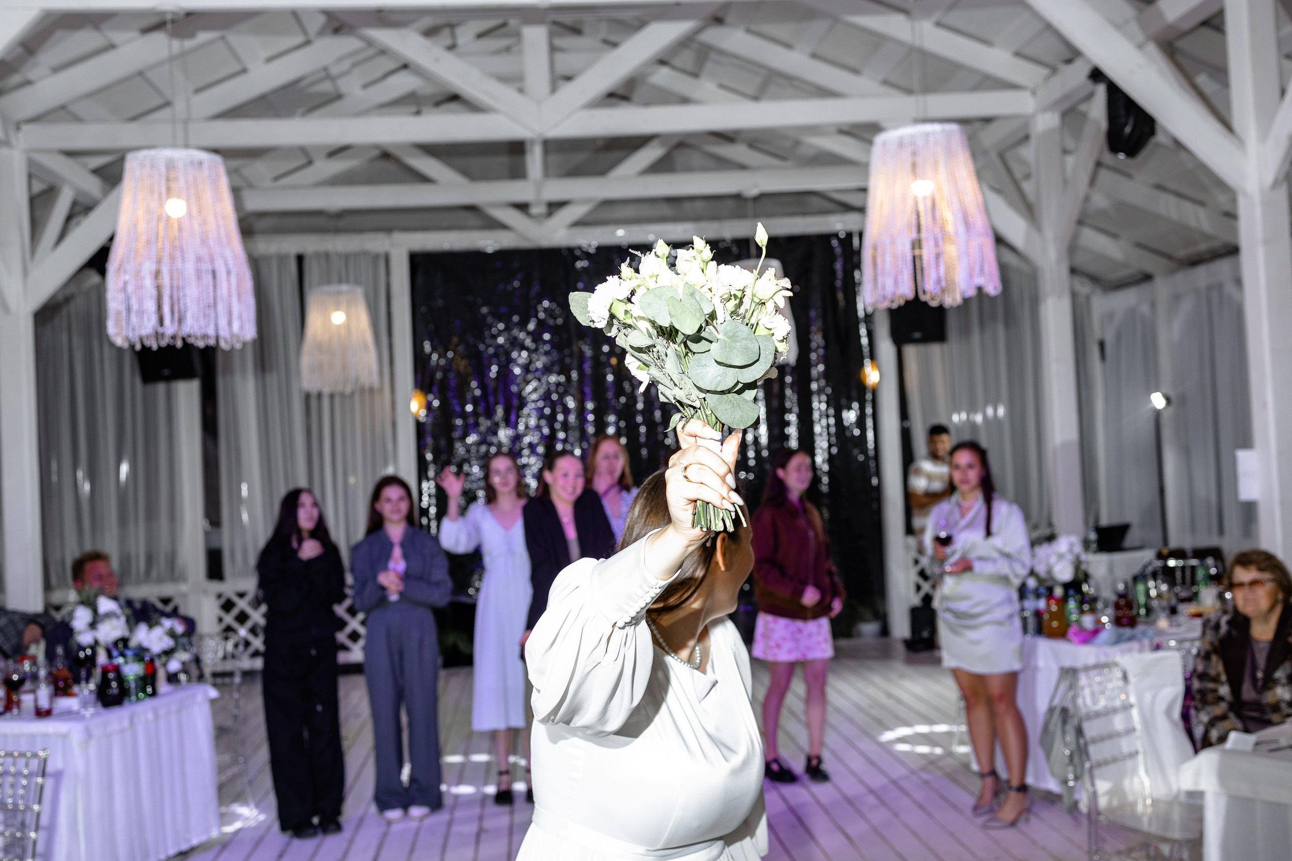 Невеста бросает свой букет незамужним подружкам