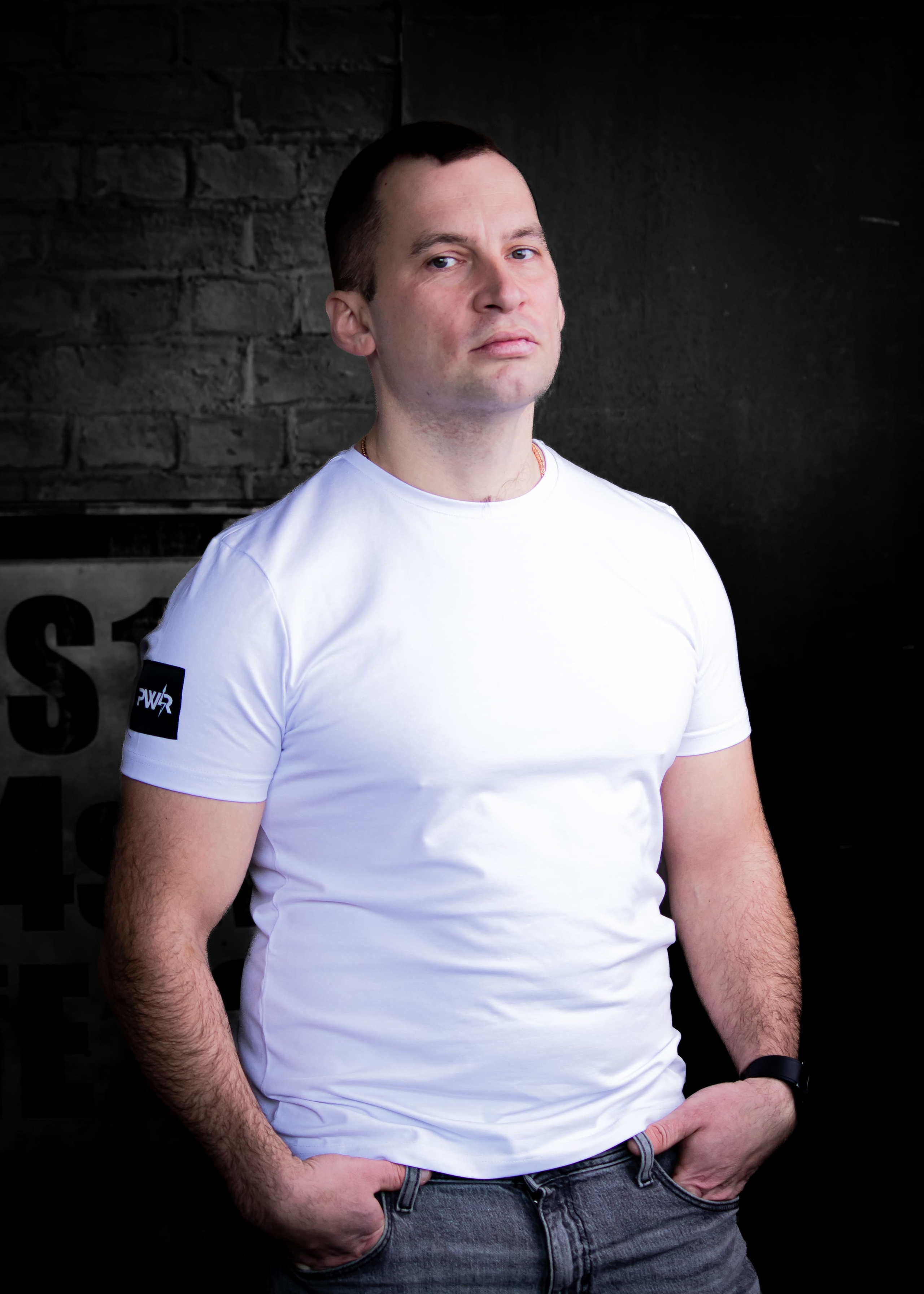 Мужская фотосессия в белой футболке в студии, современный стиль, Москва, фотограф Карасёва Елена