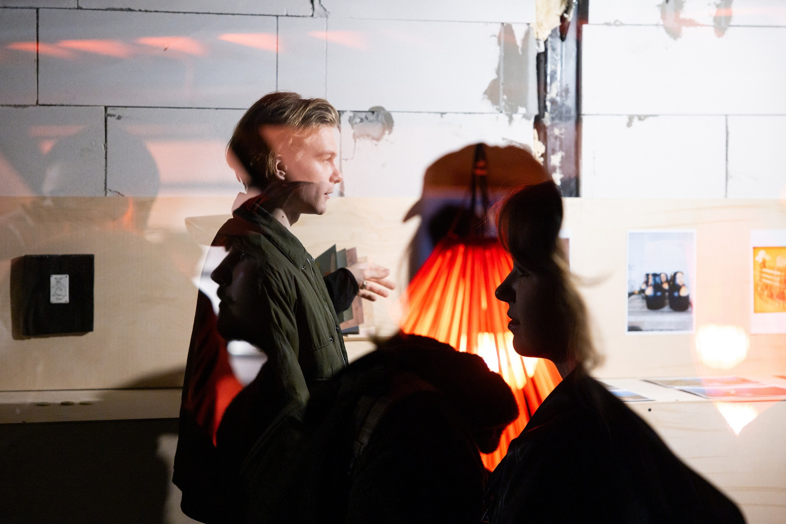 «Полуденно. Или как я провел лето» — вернисаж выставки современного искусства от Дома культуры (26 сентября 2025). Репортажный фотограф Алексей Пирязев