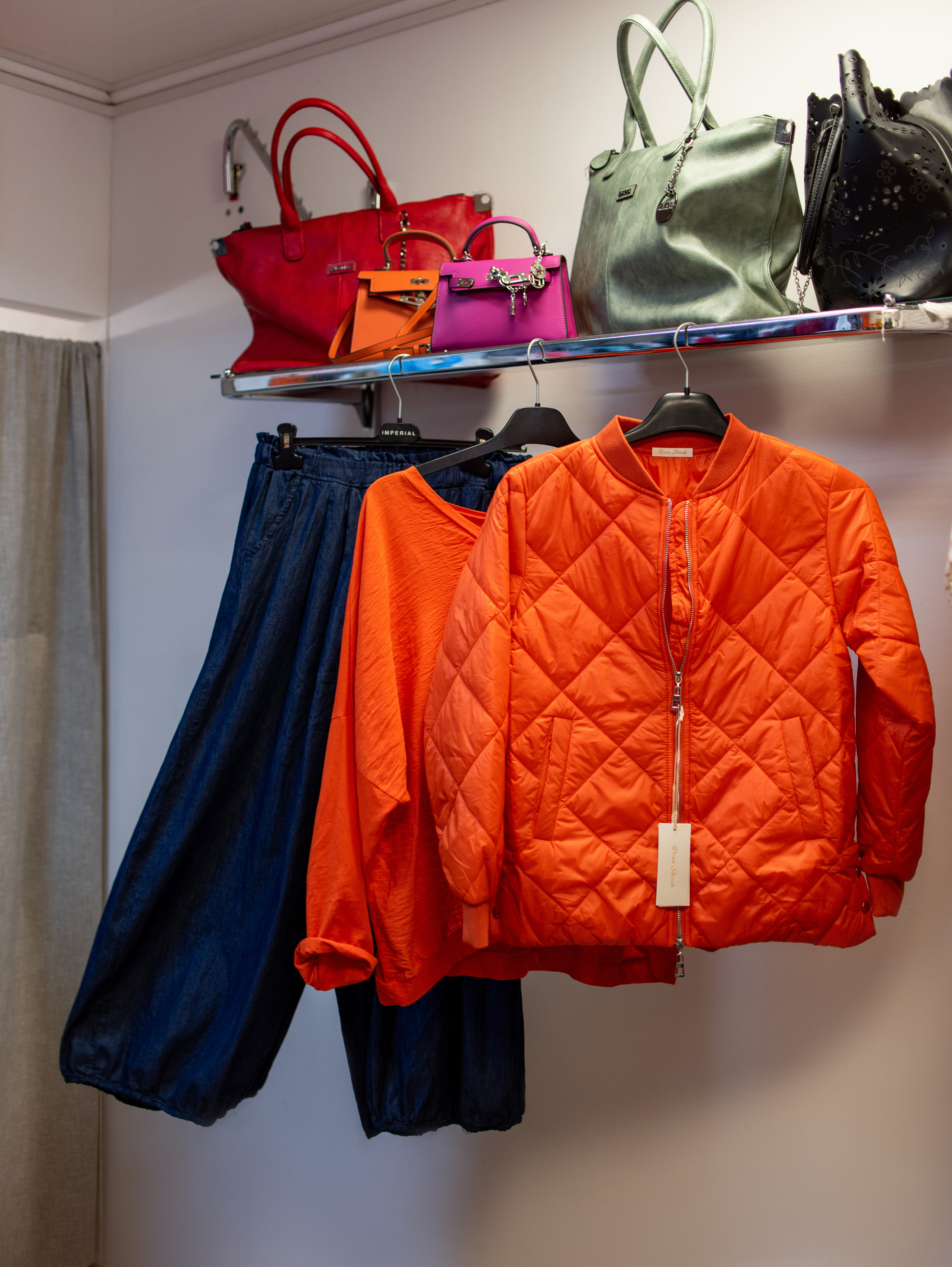 Магазин одежды «Кэжуал 999». Семейный и свадебный фотограф в Феодосии и Коктебеле