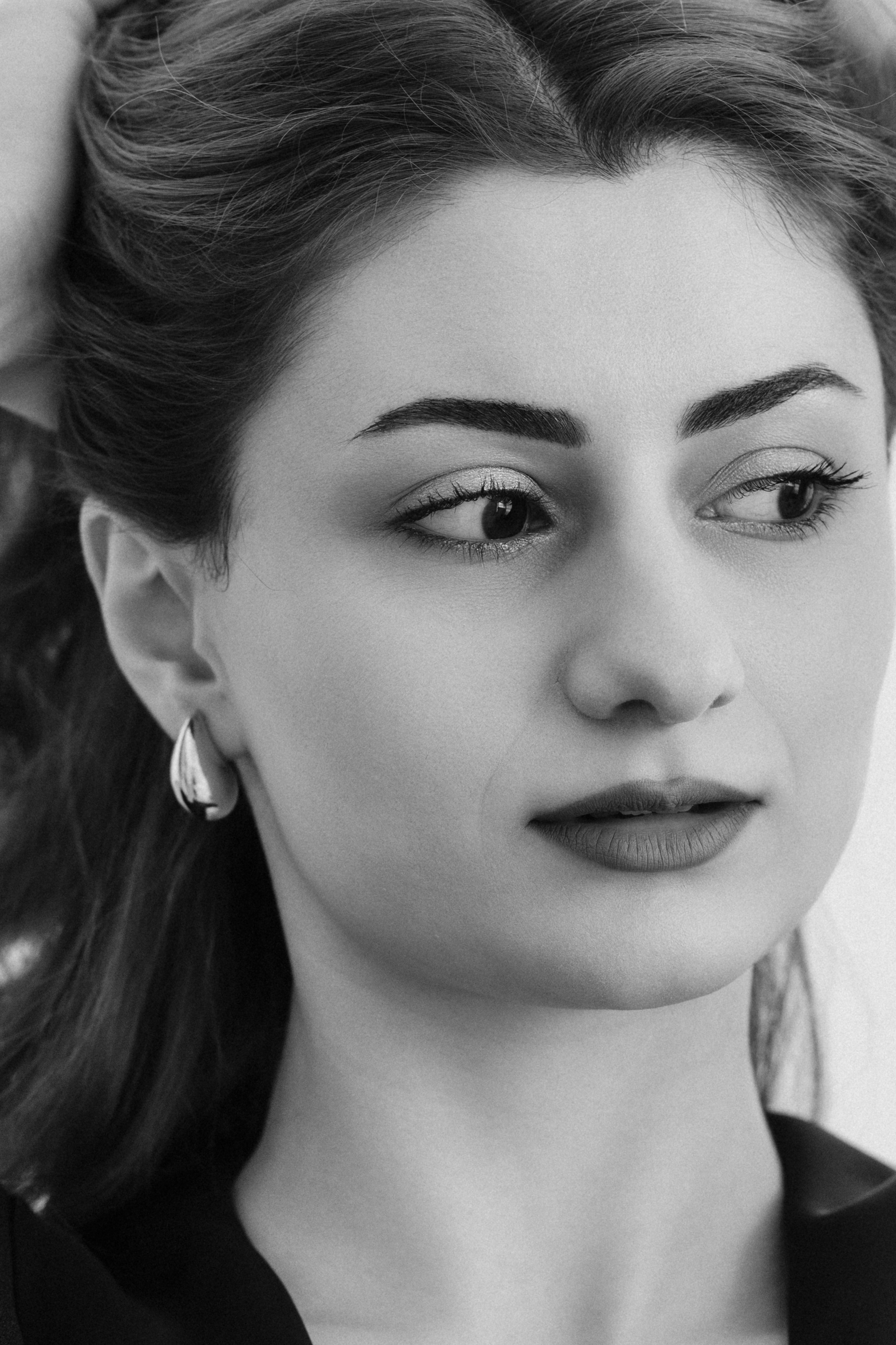 Классический женский портрет, минималистичные серьги, акцент на макияж и взгляд, ч/б стиль. Фотограф в Пензе Александра Овечкина