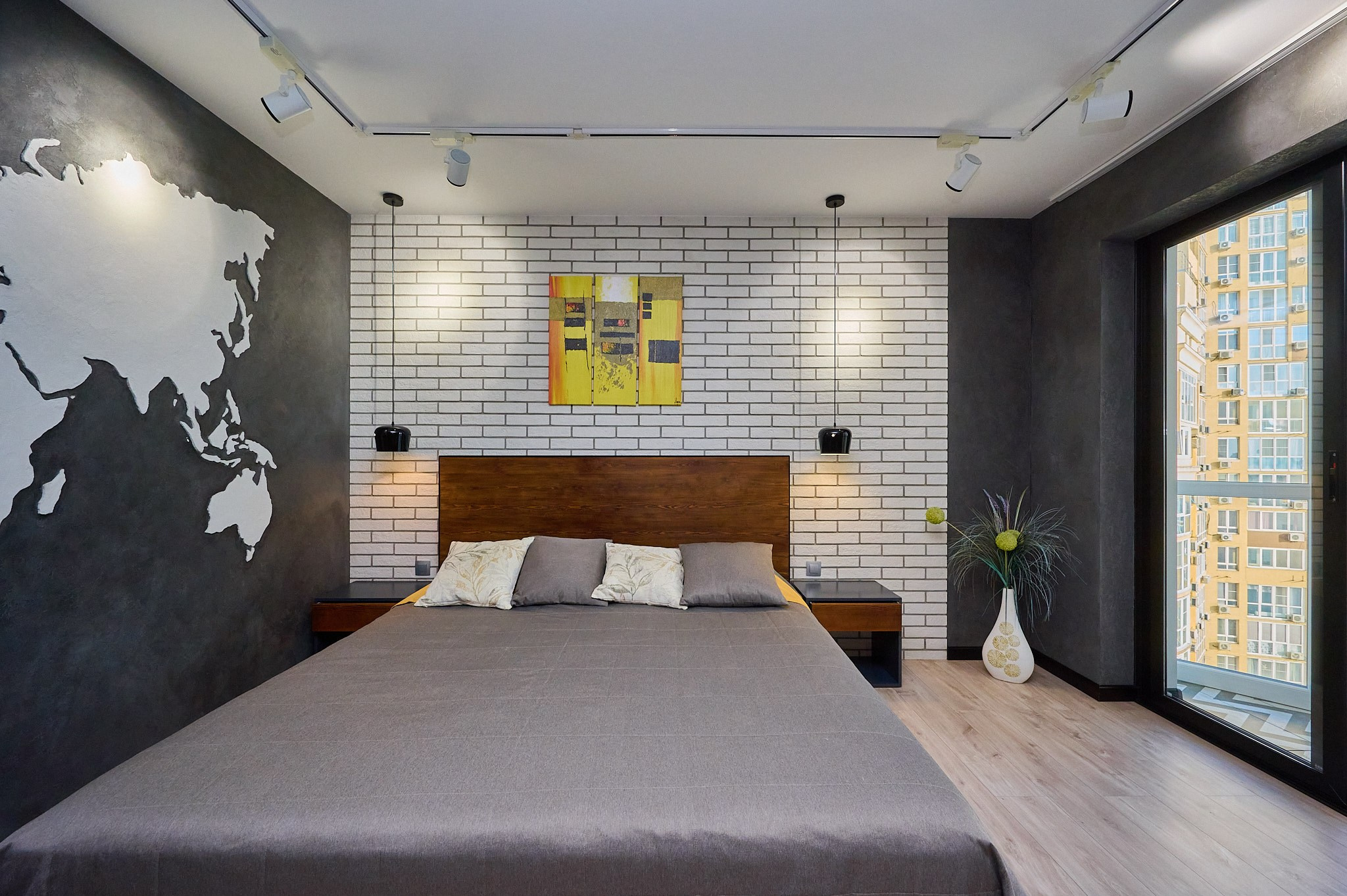 комната серая постель темные обои 