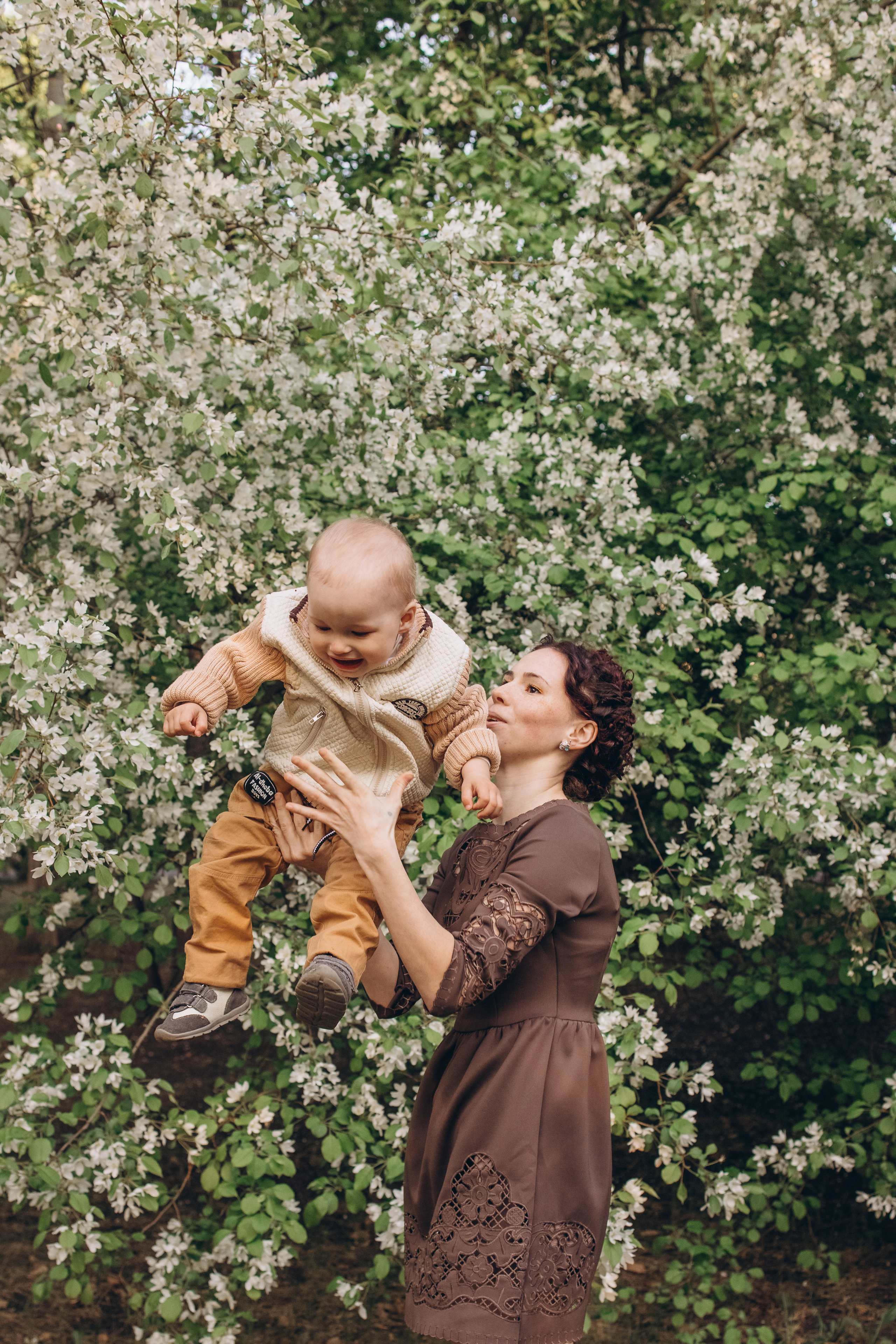 Света и Дима в яблонях. Семейный и детский фотограф Оля в Тюмени