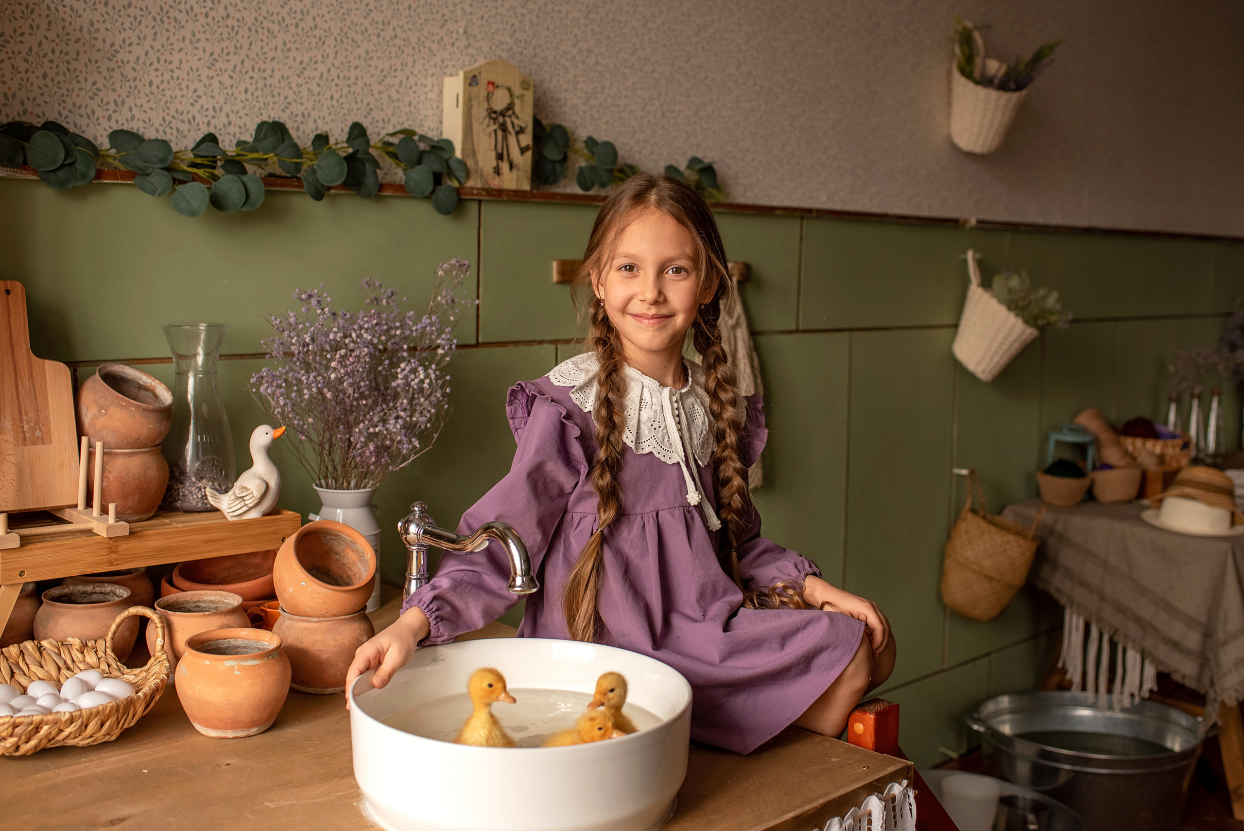 Софья с утятами. Семейный и детский фотограф Оля в Тюмени