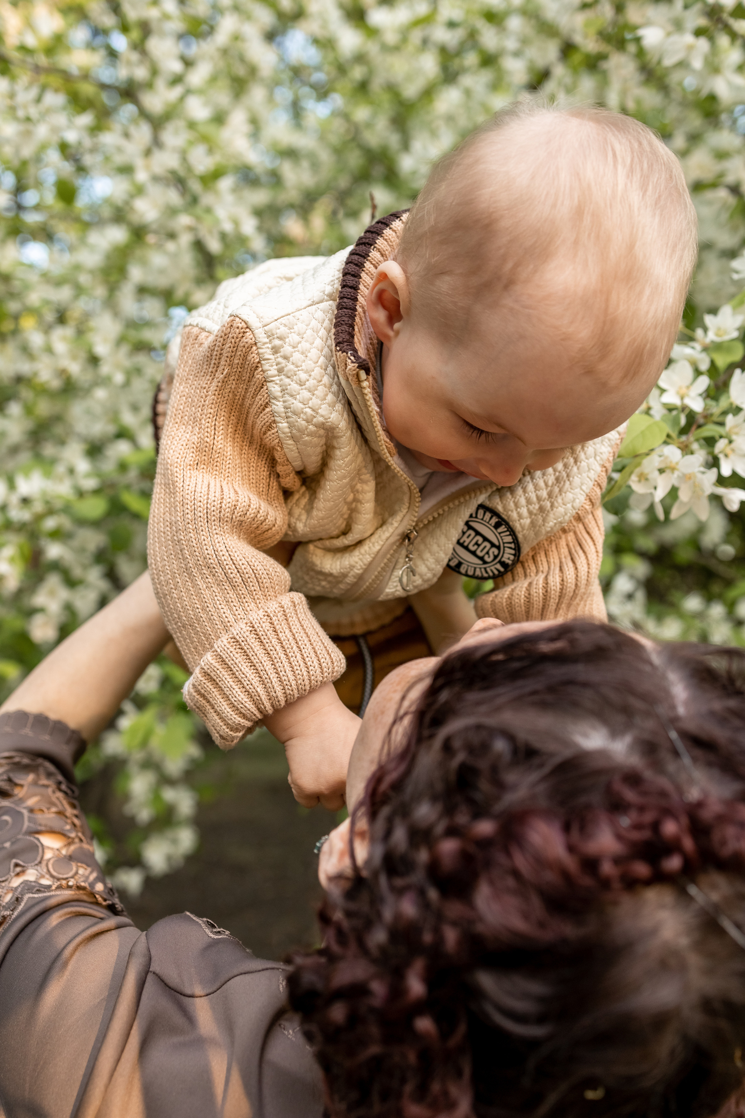 Света и Дима в яблонях. Семейный и детский фотограф Оля в Тюмени
