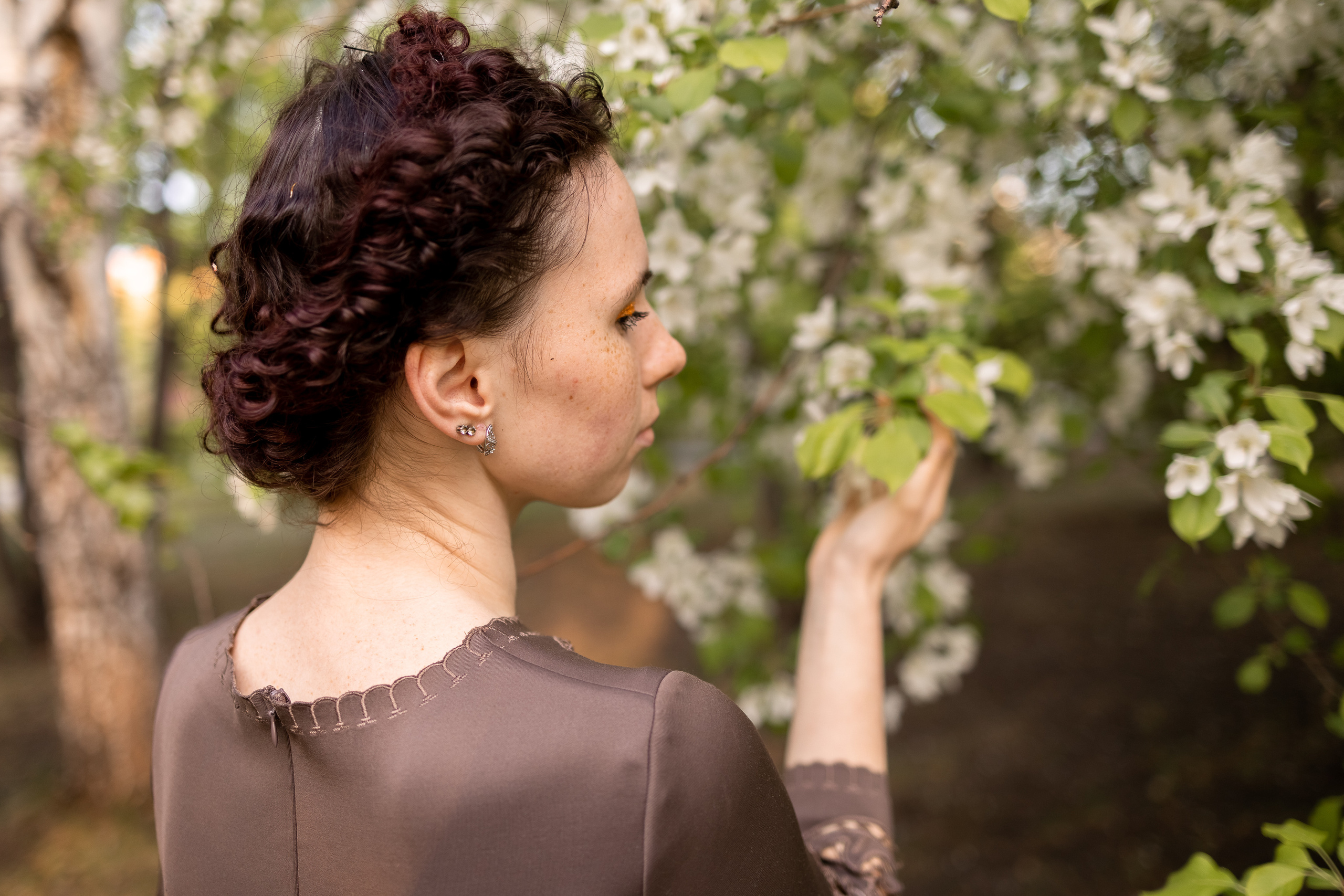 Света и Дима в яблонях. Семейный и детский фотограф Оля в Тюмени