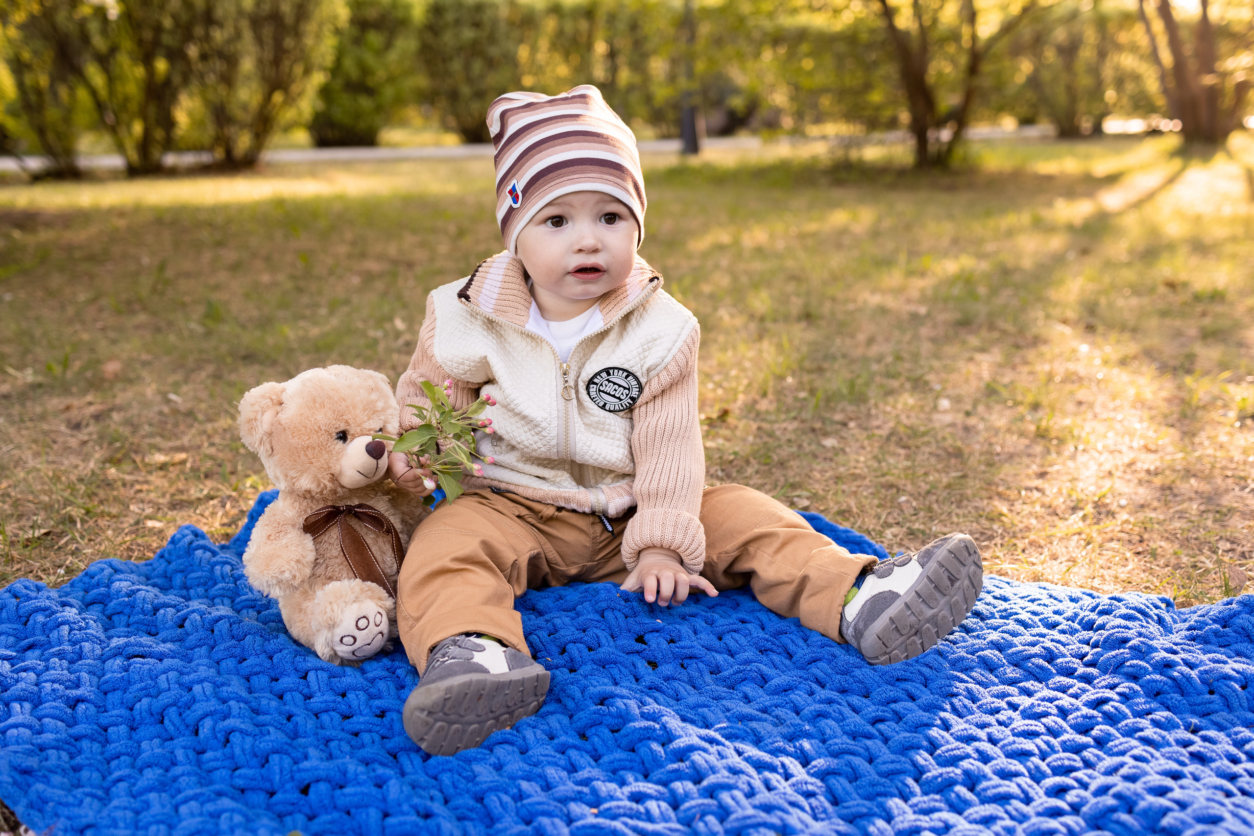 Света и Дима в яблонях. Семейный и детский фотограф Оля в Тюмени