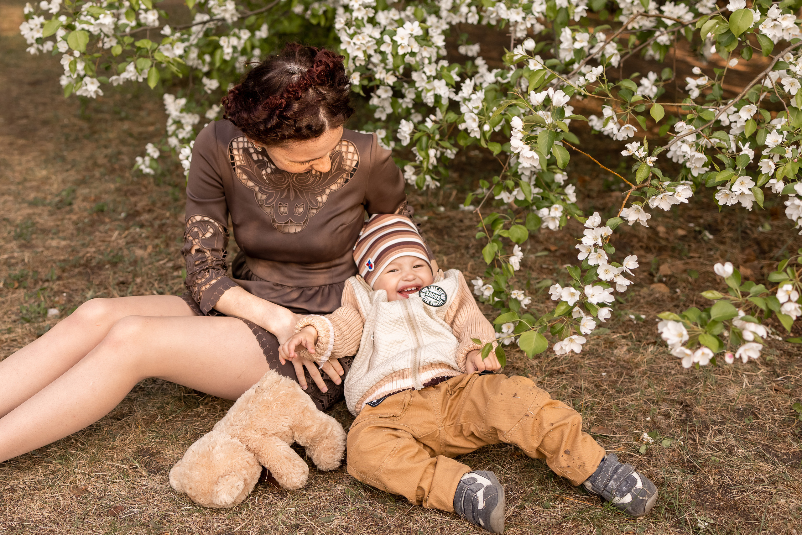 Света и Дима в яблонях. Семейный и детский фотограф Оля в Тюмени