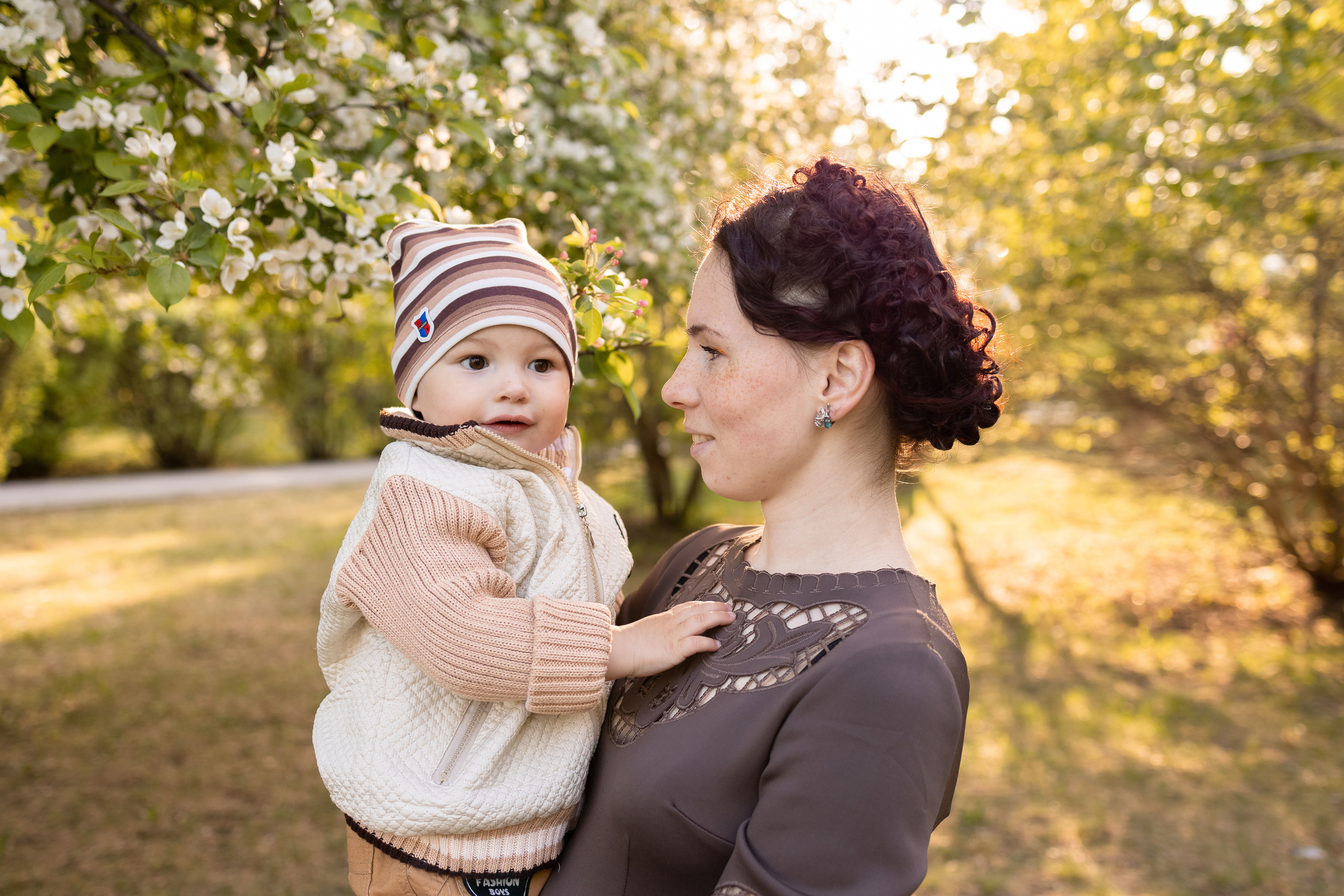 Света и Дима в яблонях. Семейный и детский фотограф Оля в Тюмени