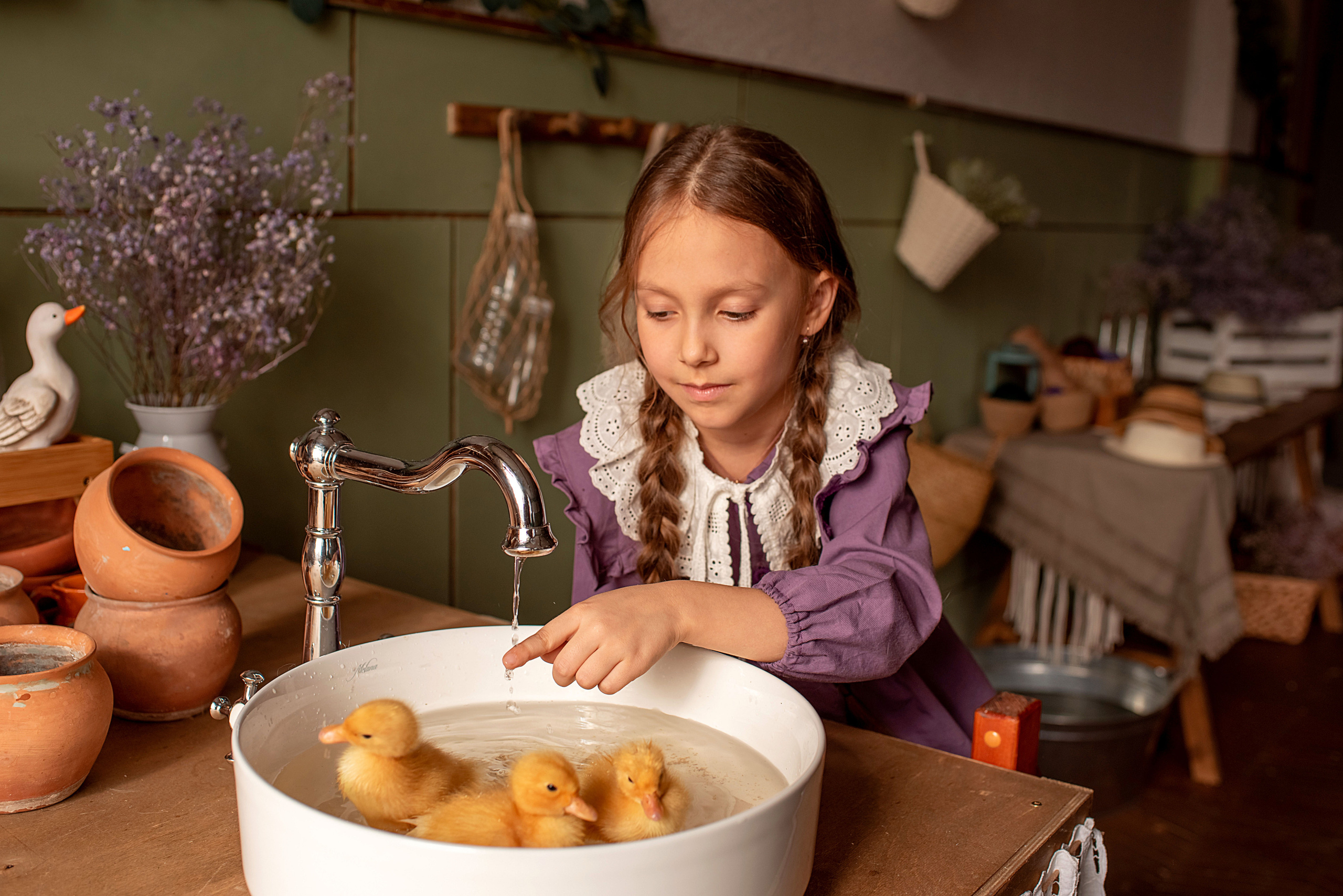 Софья с утятами. Семейный и детский фотограф Оля в Тюмени