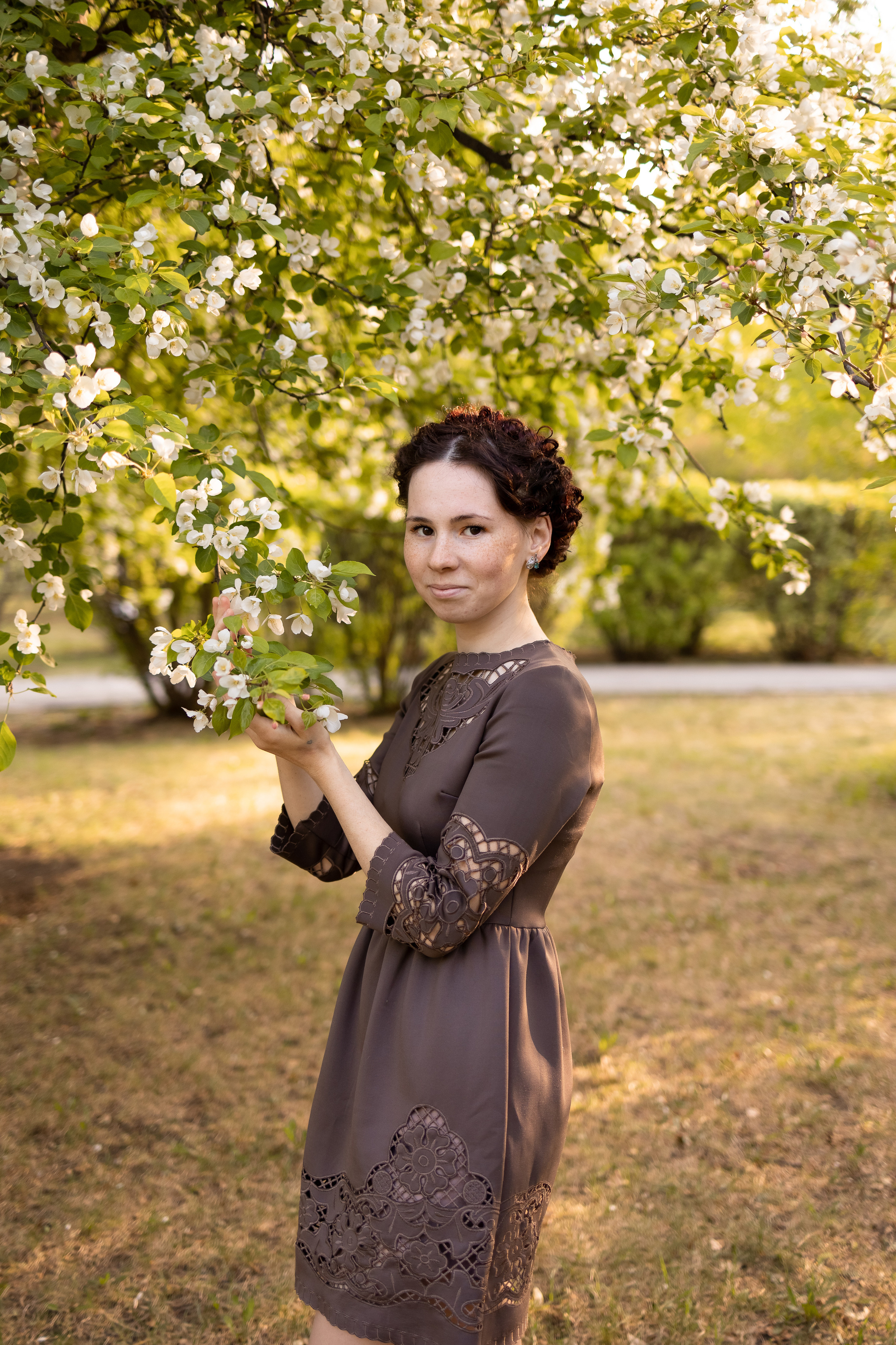 Света и Дима в яблонях. Семейный и детский фотограф Оля в Тюмени