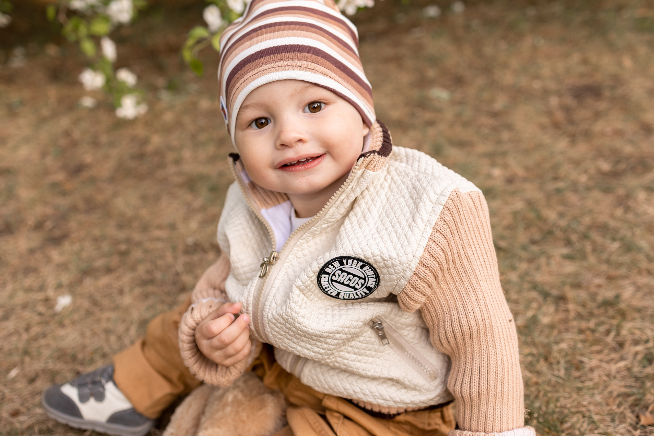 Света и Дима в яблонях. Семейный и детский фотограф Оля в Тюмени