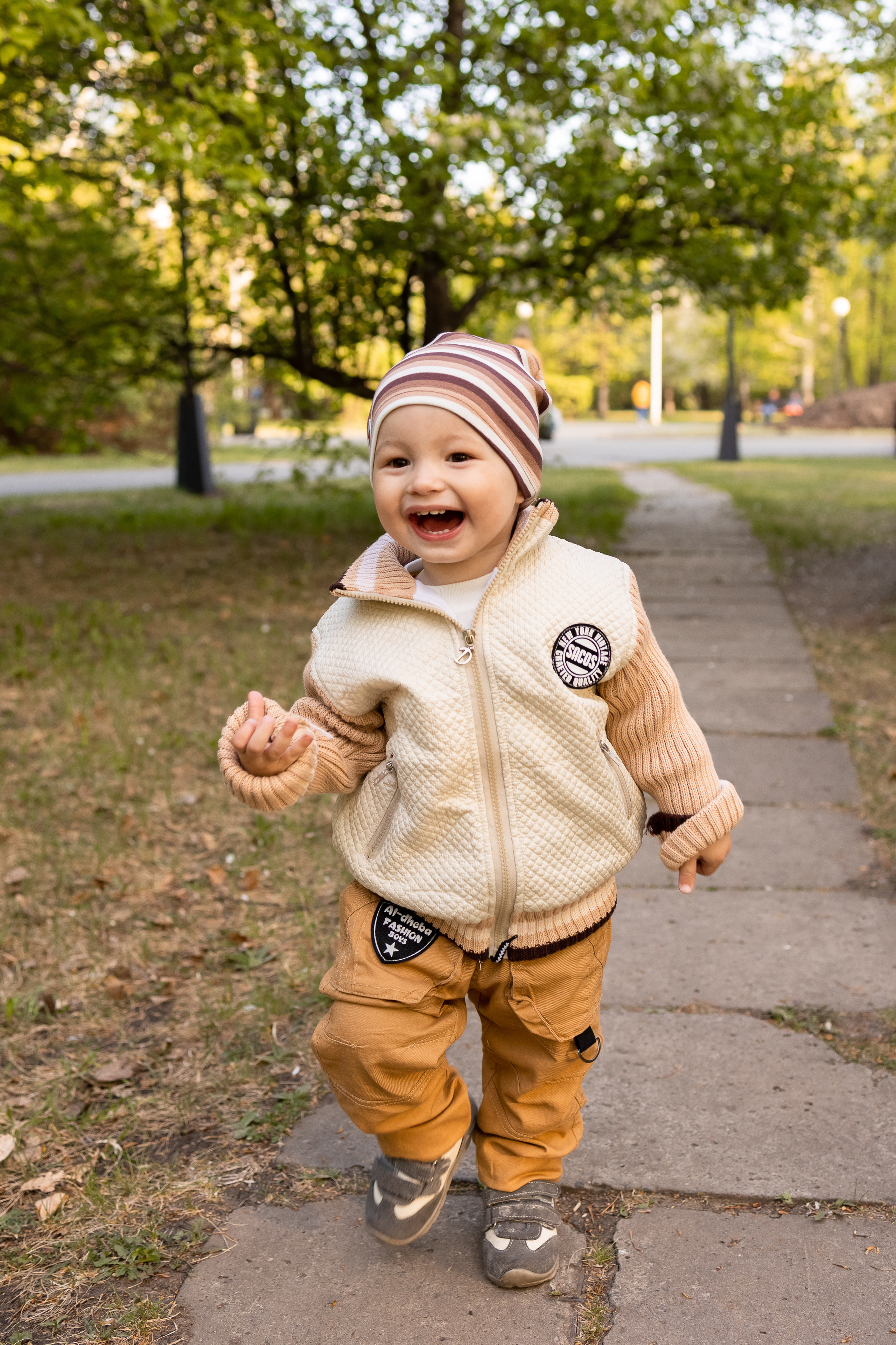 Света и Дима в яблонях. Семейный и детский фотограф Оля в Тюмени