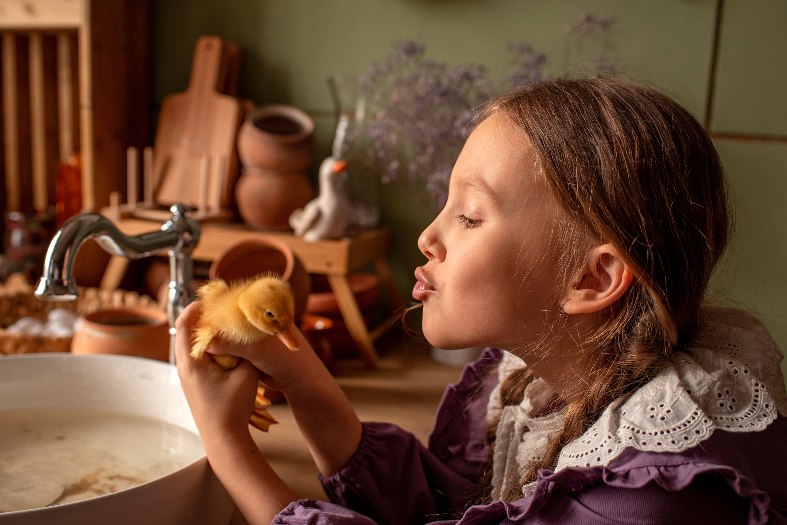 Софья с утятами. Семейный и детский фотограф Оля в Тюмени