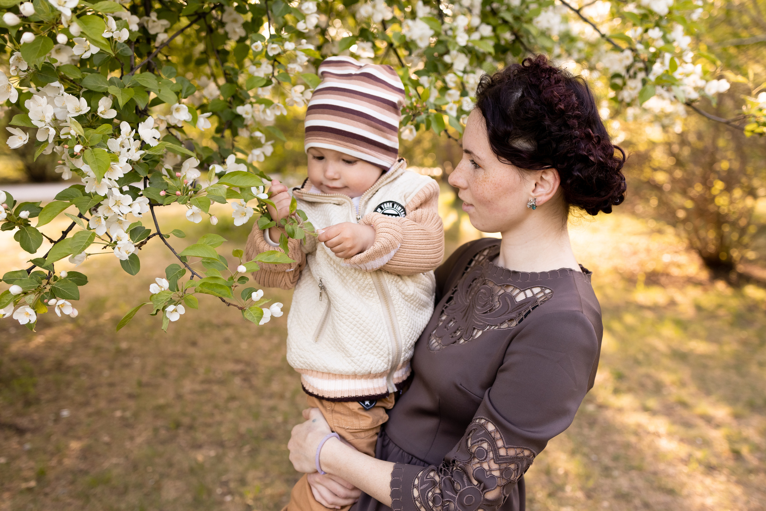 Света и Дима в яблонях. Семейный и детский фотограф Оля в Тюмени