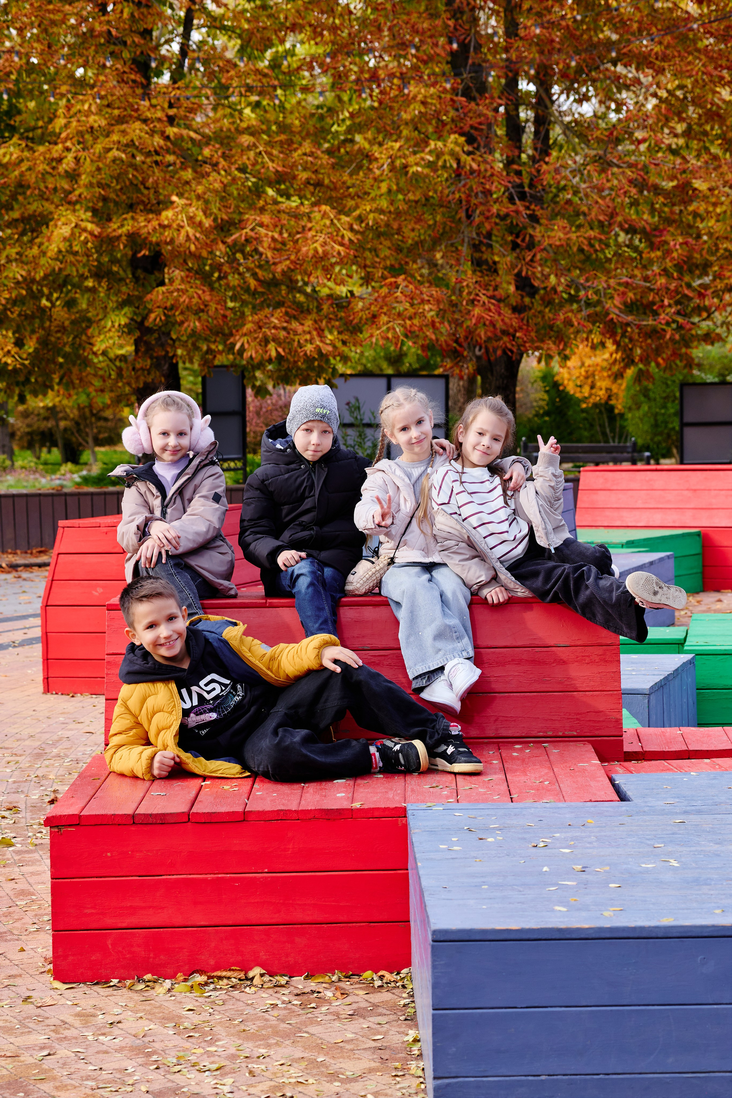 Прогулка в парке классом. Фотограф Выпускные альбомы Таганрог Сергей Коробченко