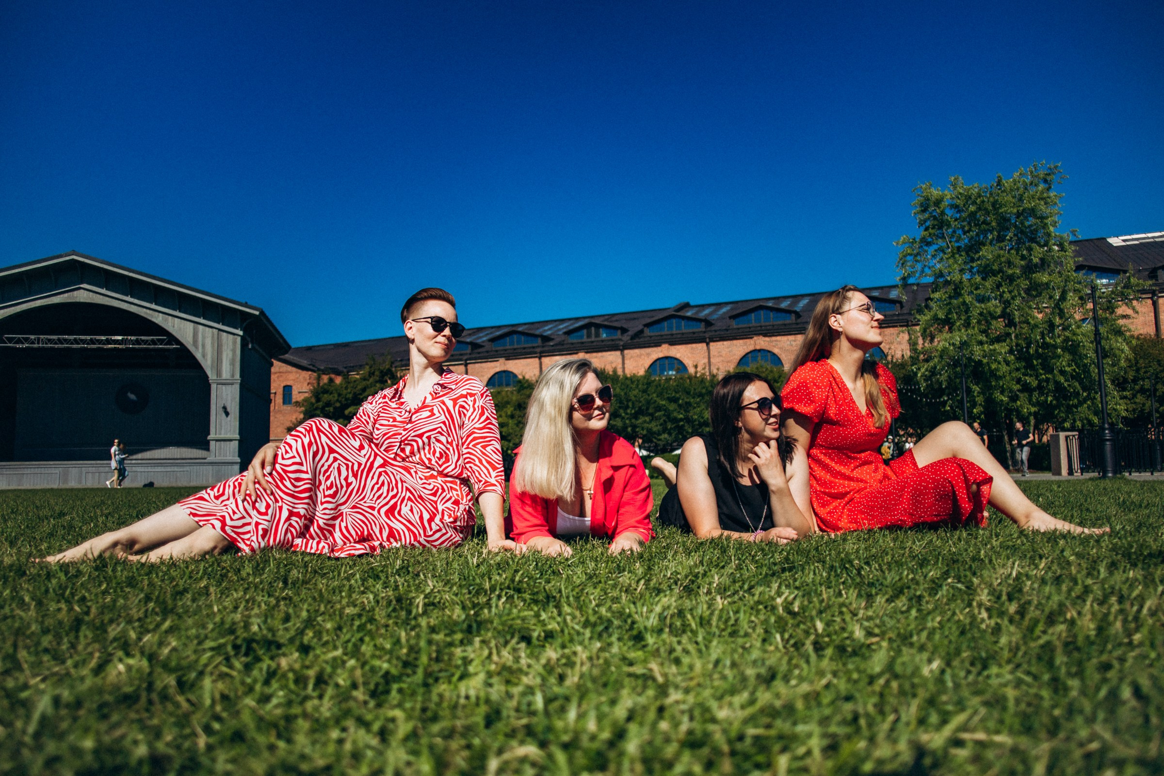 Катерина с подругами в июне. Фотопрогулка в Петербурге. Индивидуальный и семейный фотограф в Санкт-Петербурге