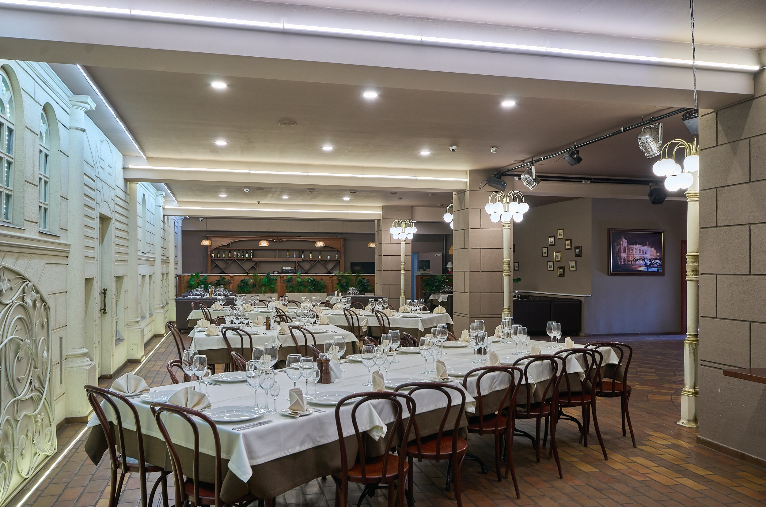 Интерьерная фотосъемка ресторана «Одесса». Абросимов Лев интерьерный и архитектурный фотограф