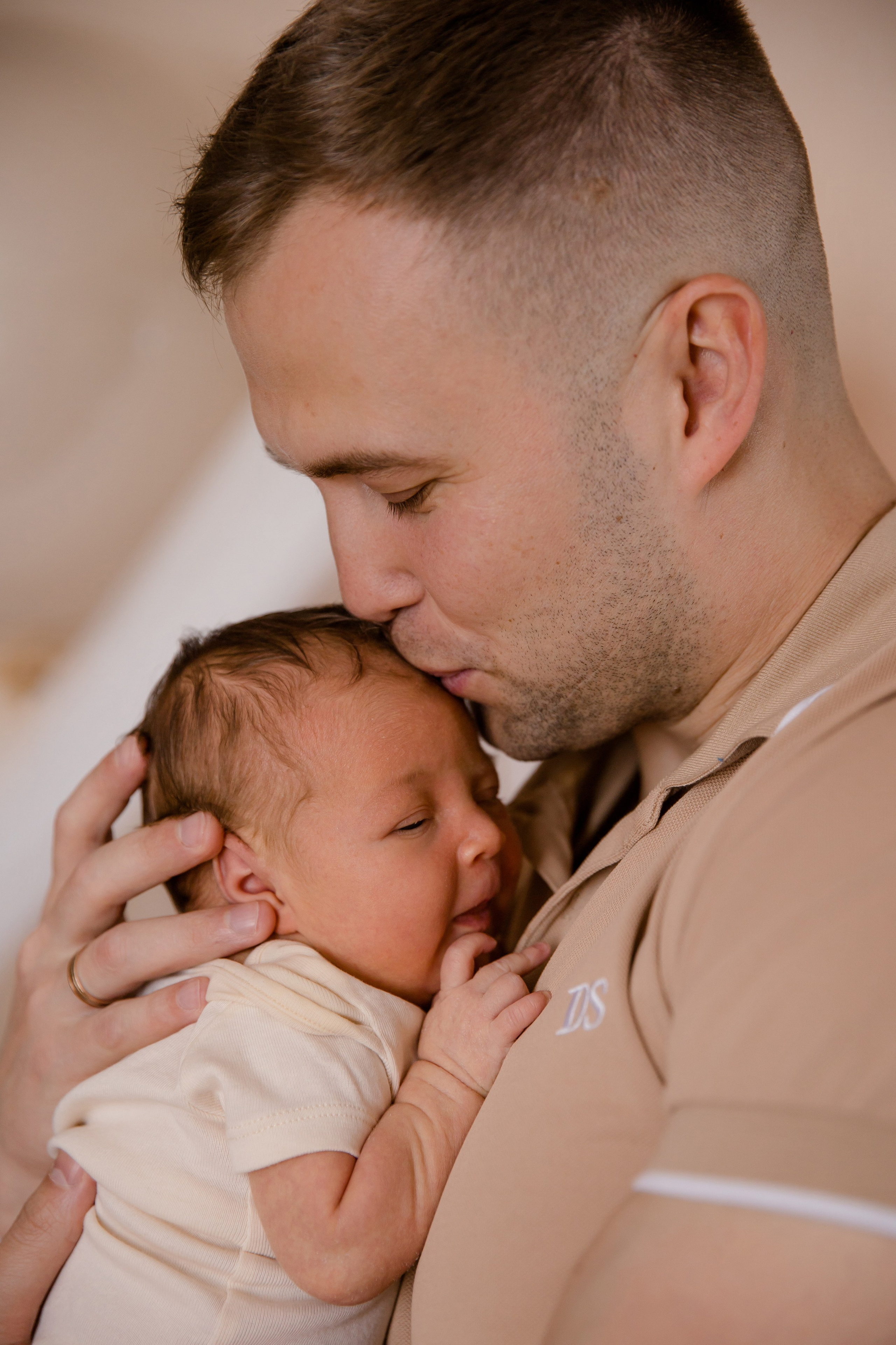 Новорожденная Ульяна в уюте дома. Семейный и детский фотограф в Москве Вера Ускова