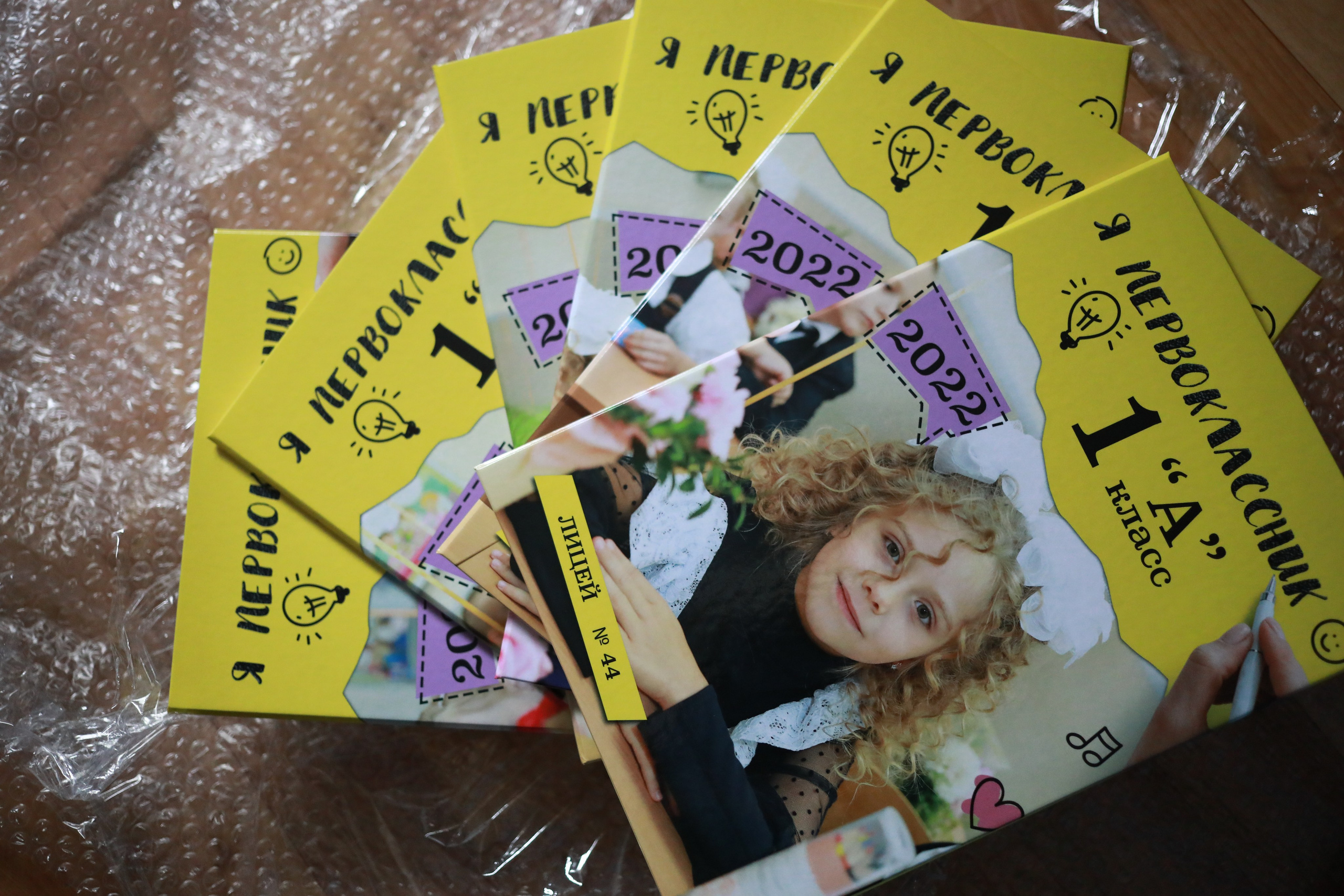 Готовые выпускные альбомы. Medlori fotobook Выпускные альбомы в Липецке Лариса Медведева