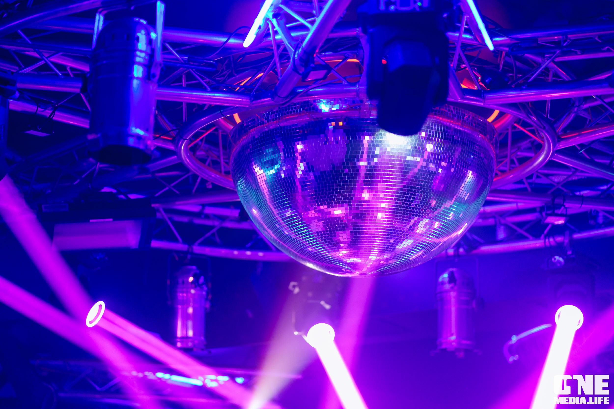 Фоторепортаж из Планеты. One Media Life: фоторепортажи, фотоотчеты с мероприятий и заведений