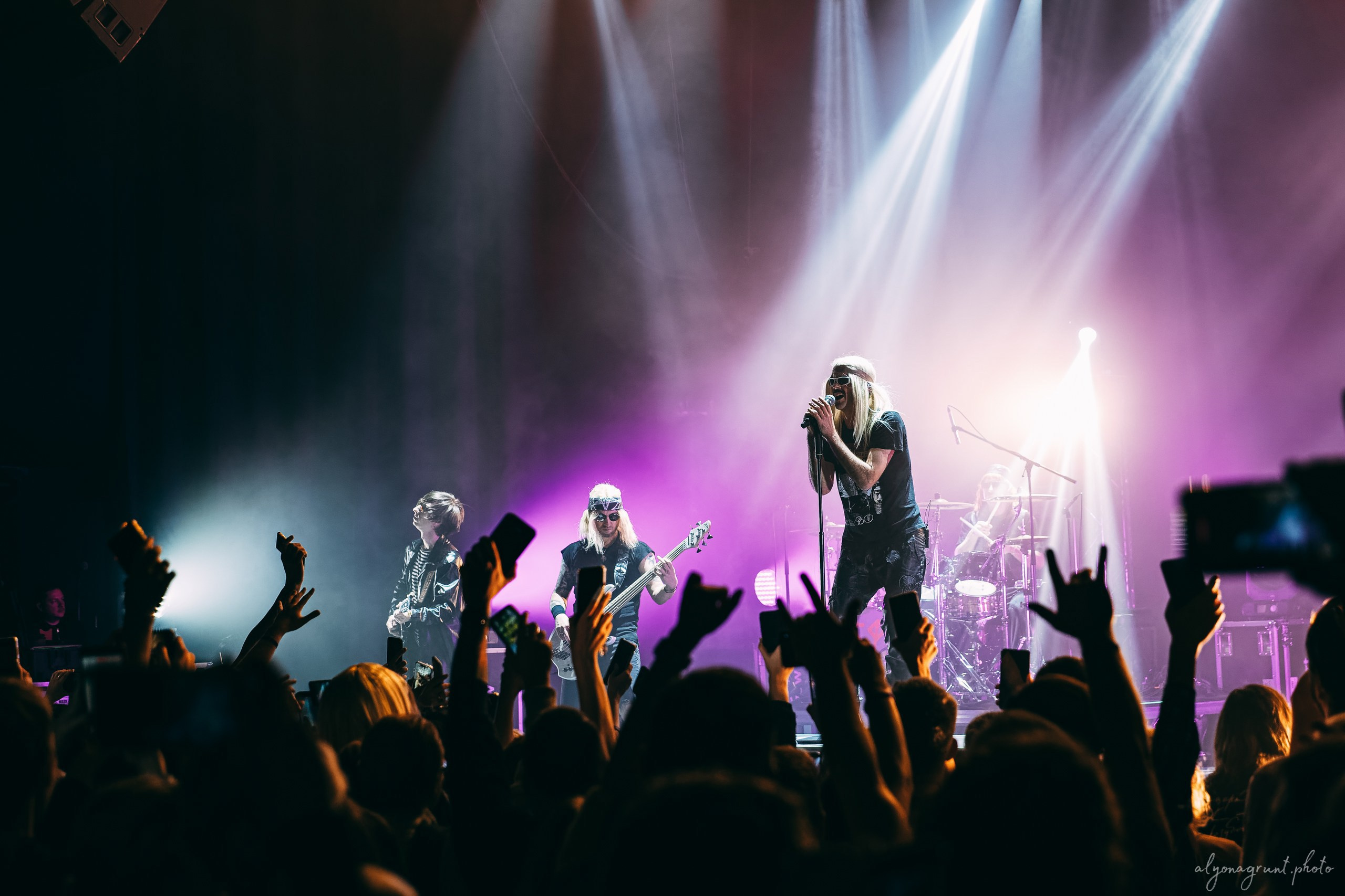 Багровый Фантомас, фоторепортаж, СПб, BASE, 14.12.2025. Алена Адрианова: фотограф в Санкт-Петербурге