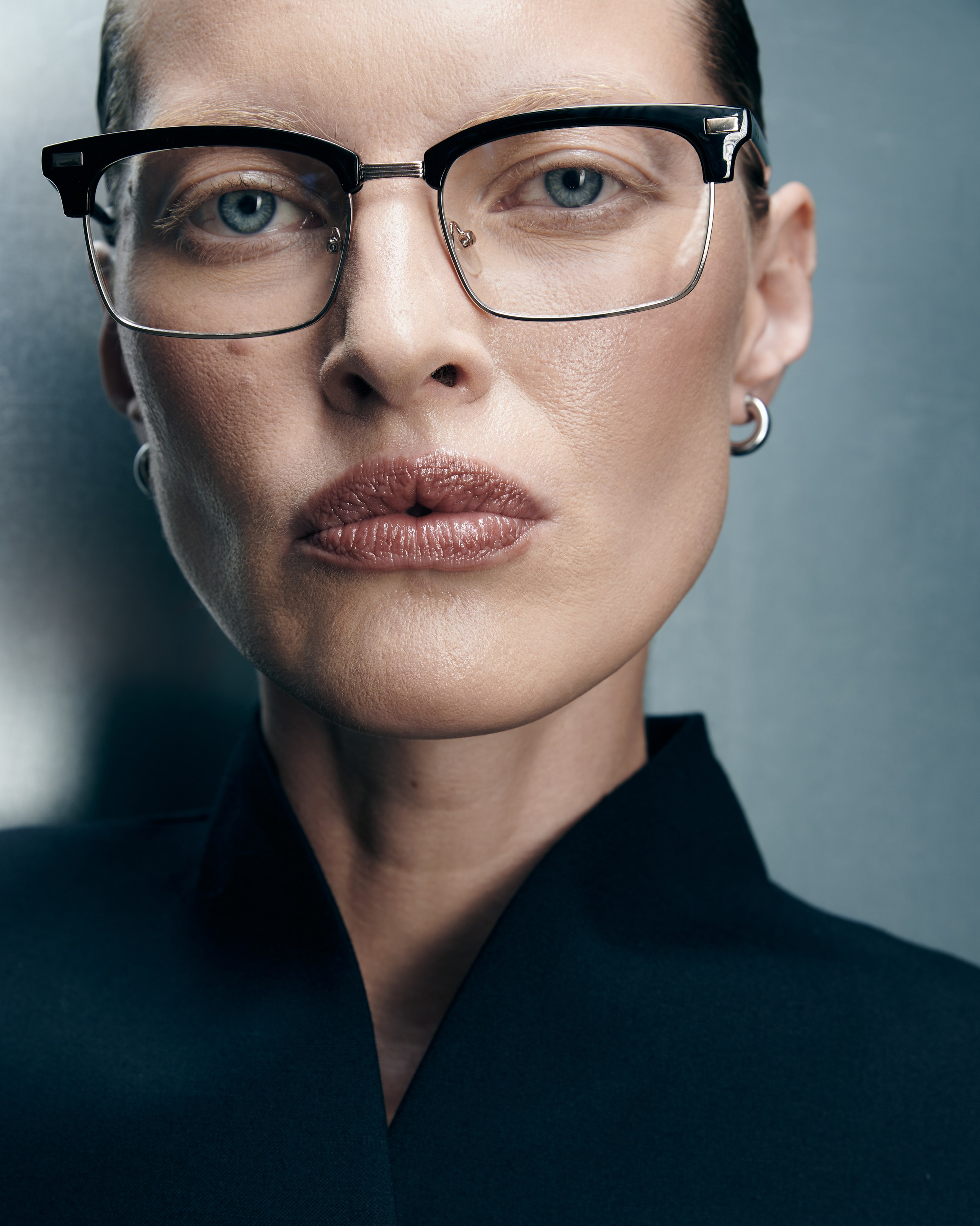 Снимаю одежду и аксессуары для молодых брендов и дизайнеров. Студийные лукбуки, каталожные съёмки, фоны, свет и атмосфера — всё под концепцию проекта. Помогаю выстроить грамотный сетап, понимаю стилистику и задачу. Также работаю гафером — знаю, как выжать максимум из света.