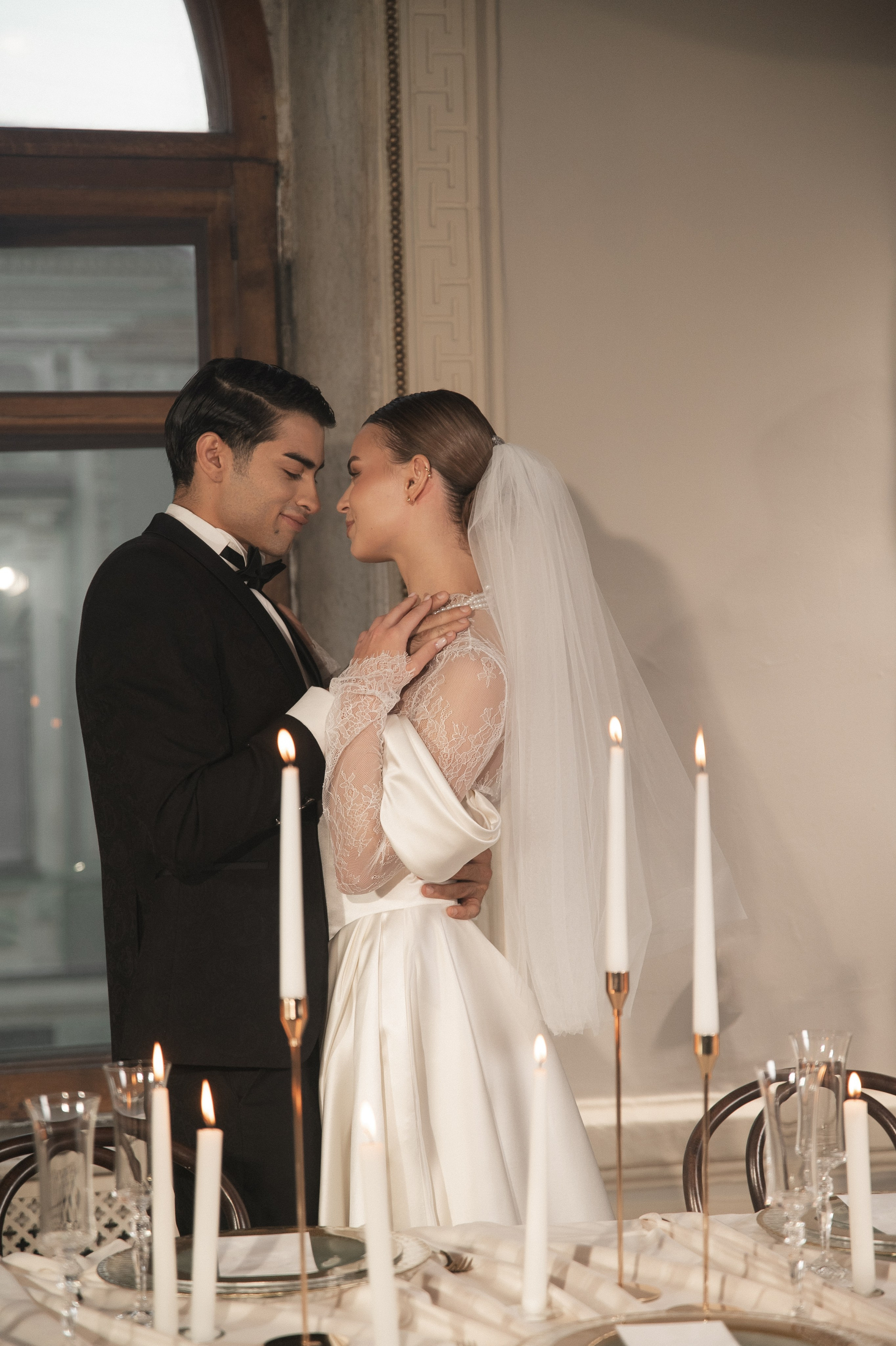 Камерный свадебный ужин при свечах в старинном особняке в фотостудии 21. Kult. Ярослава Ерина — свадебный фотограф в Москве