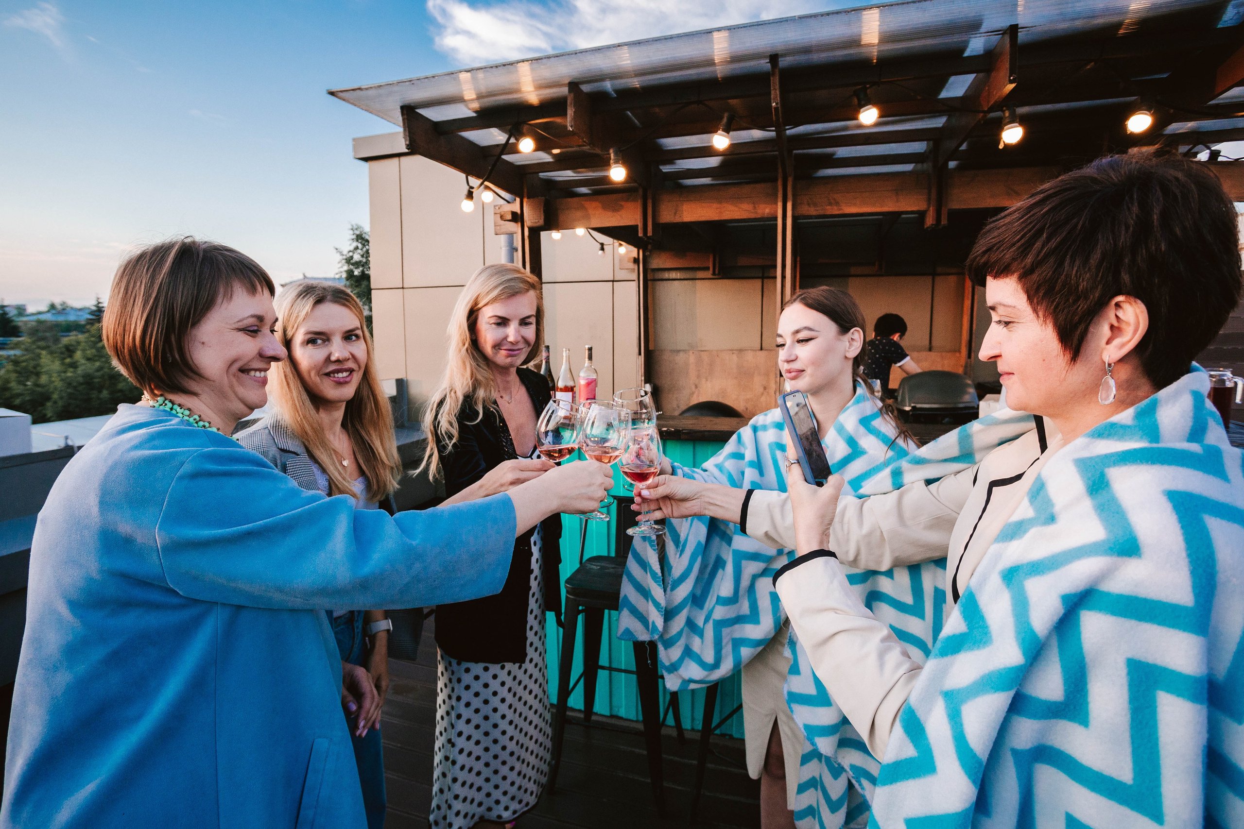 ВЕСЕЛЬЕ НА ДНЕ БОКАЛА