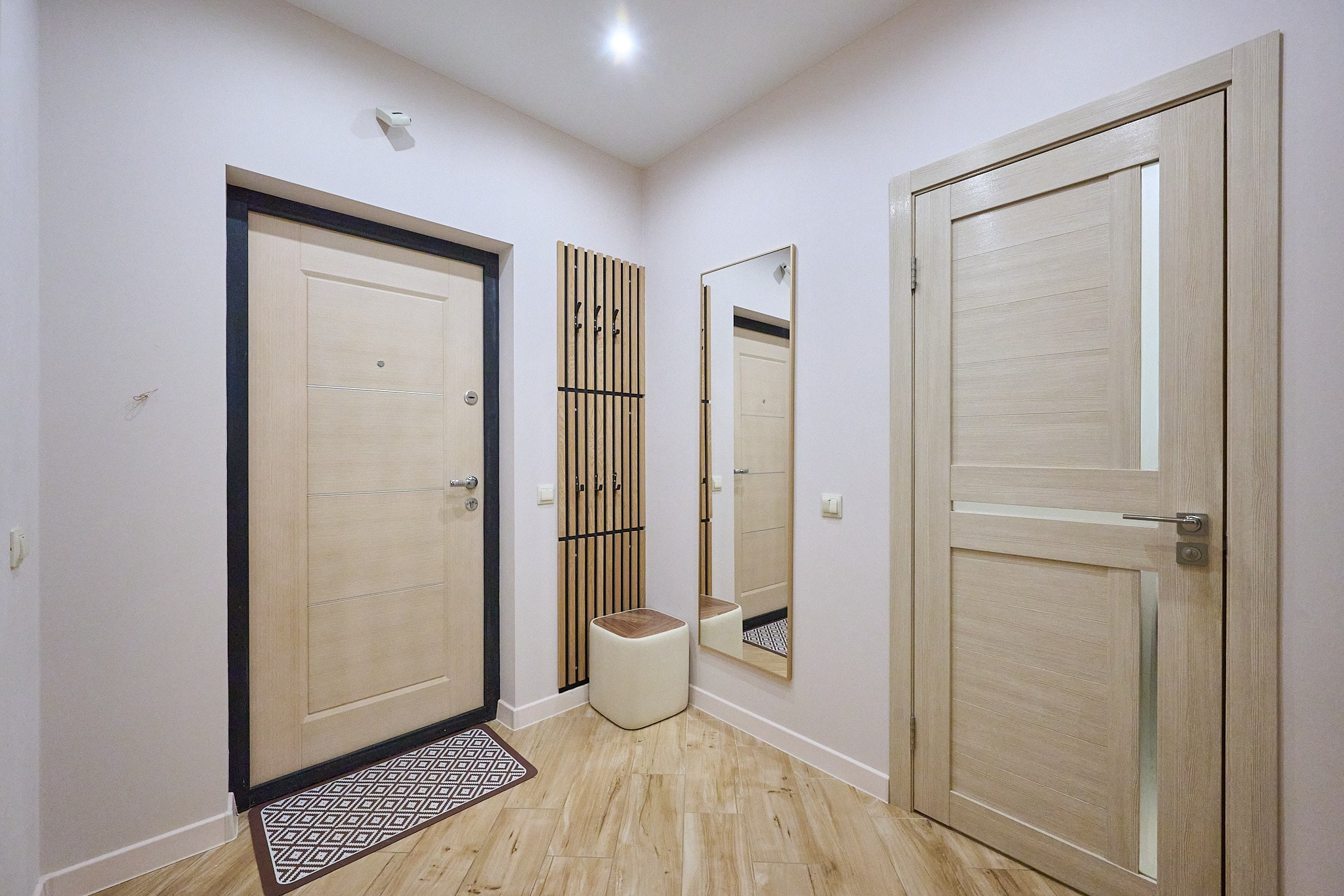 коридор с бежевой входной дверью 