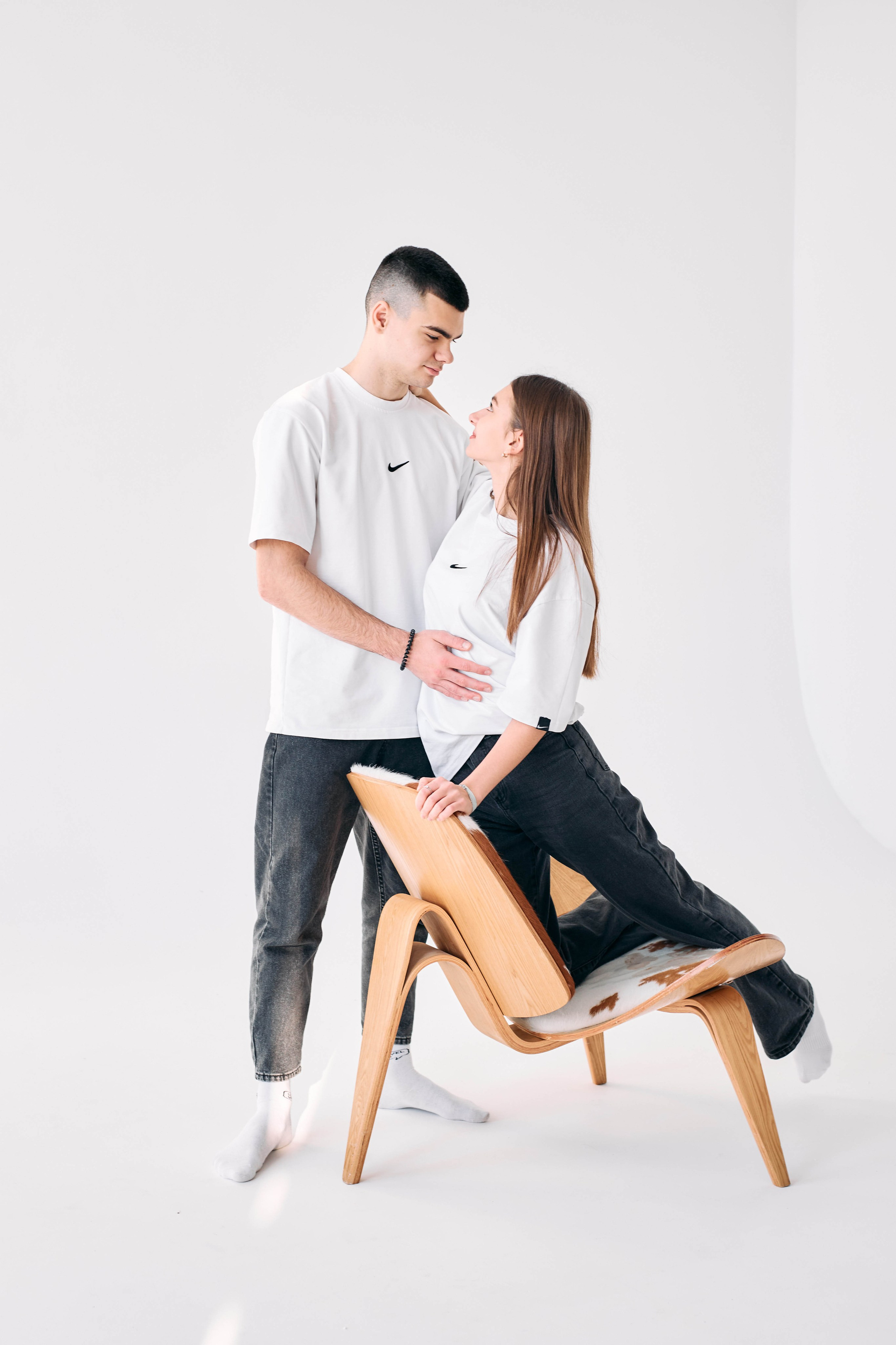 Love Story Максима и Вики на белой циклораме. Профессиональный фотограф Максим Романов в городе Хабаровске