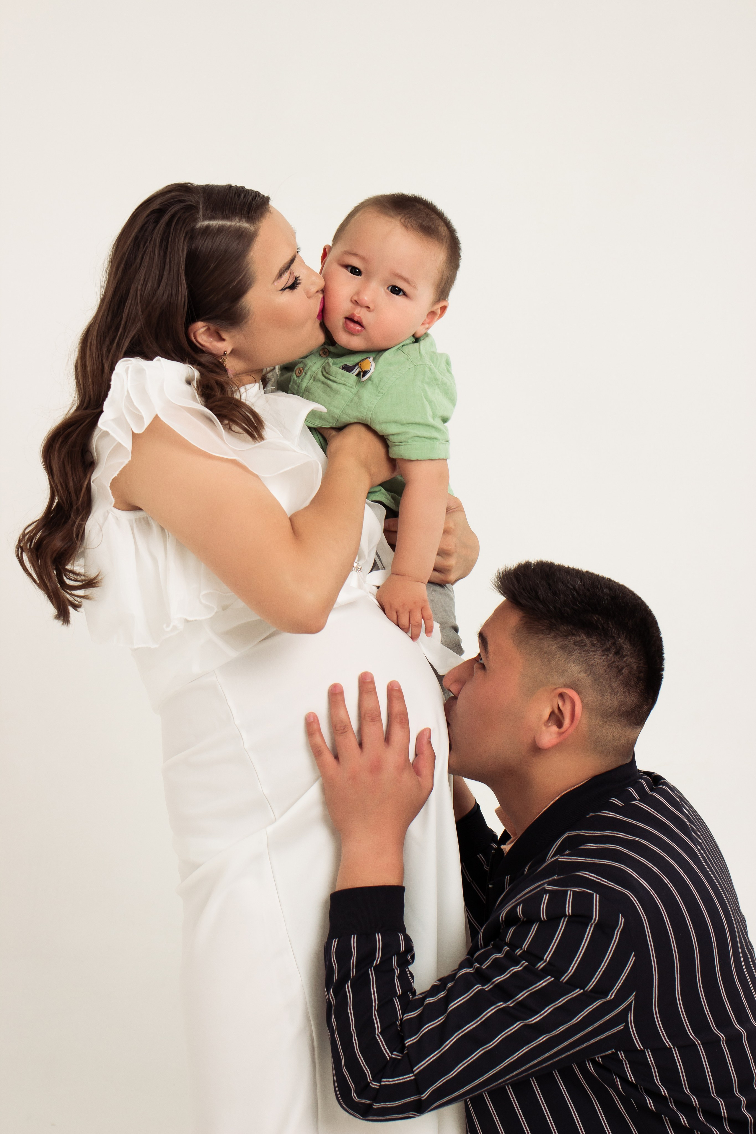 Семейная фотосессия в студии. Фотограф новорожденных в Новосибирске