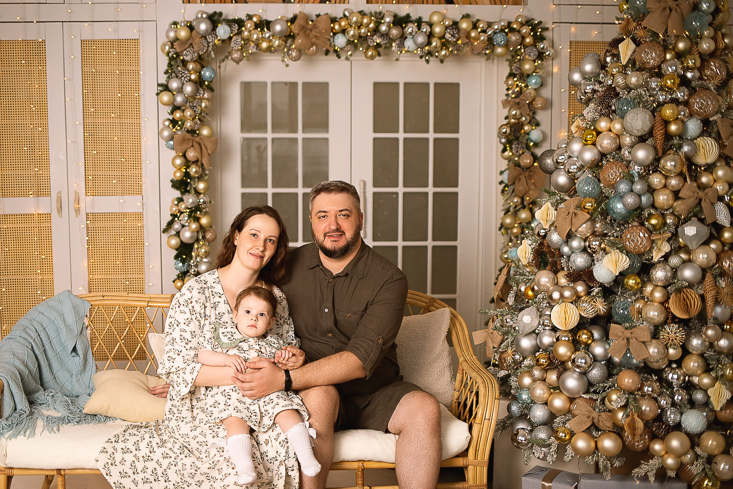 Семейная фотосессия в студии. Фотограф новорожденных в Новосибирске