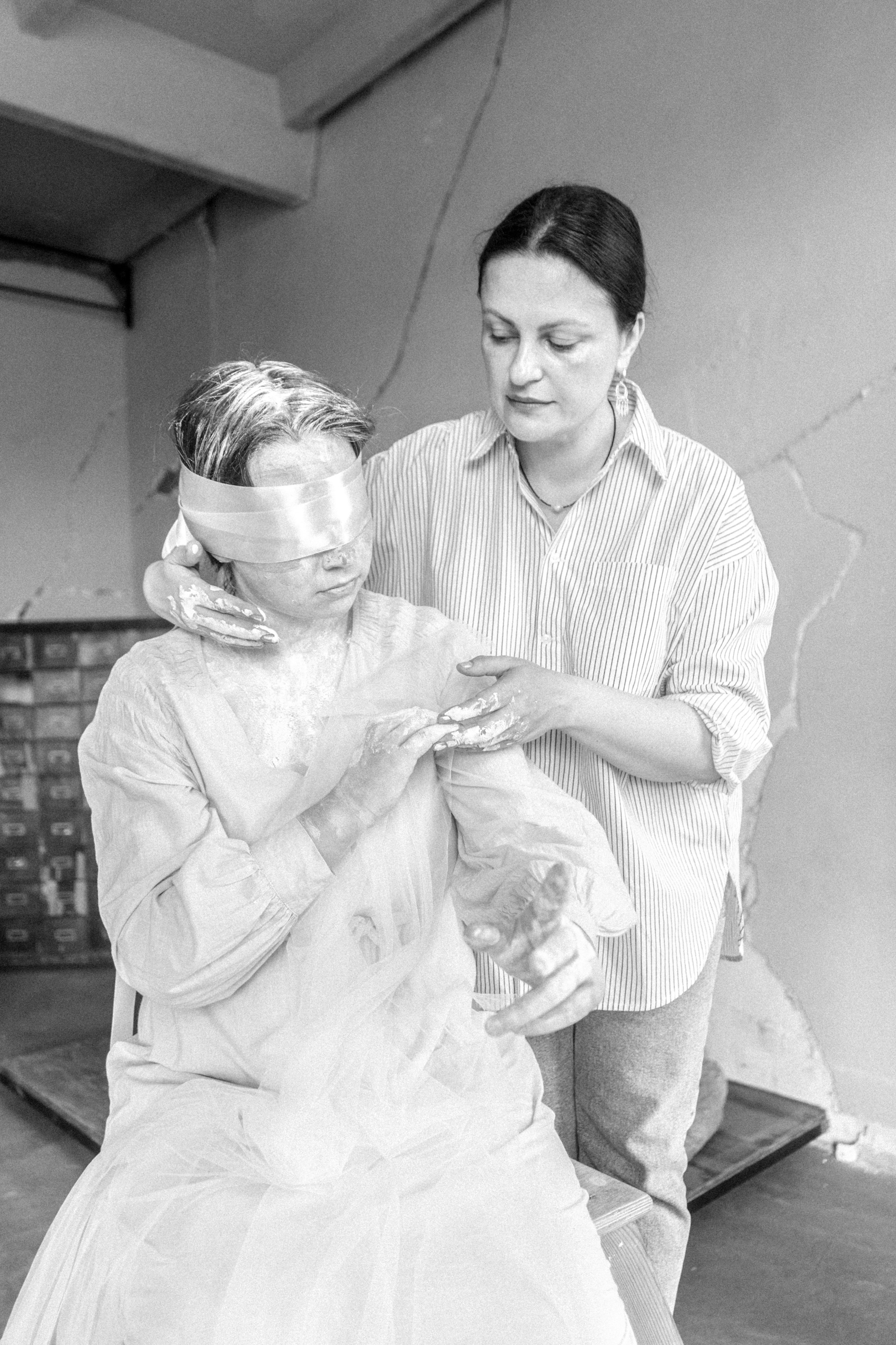 Железо железо острит, и человек изощряет взгляд друга своего