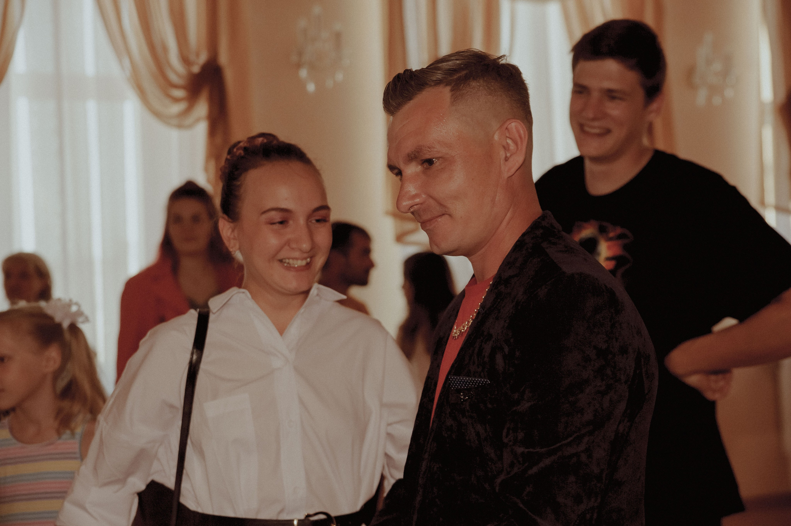 Свадебная фотосессия в стиле 90х для Кристины и Валеры (ЗАГС, фотосет у гаражей). Женский фотограф в Череповце Даша Акулич