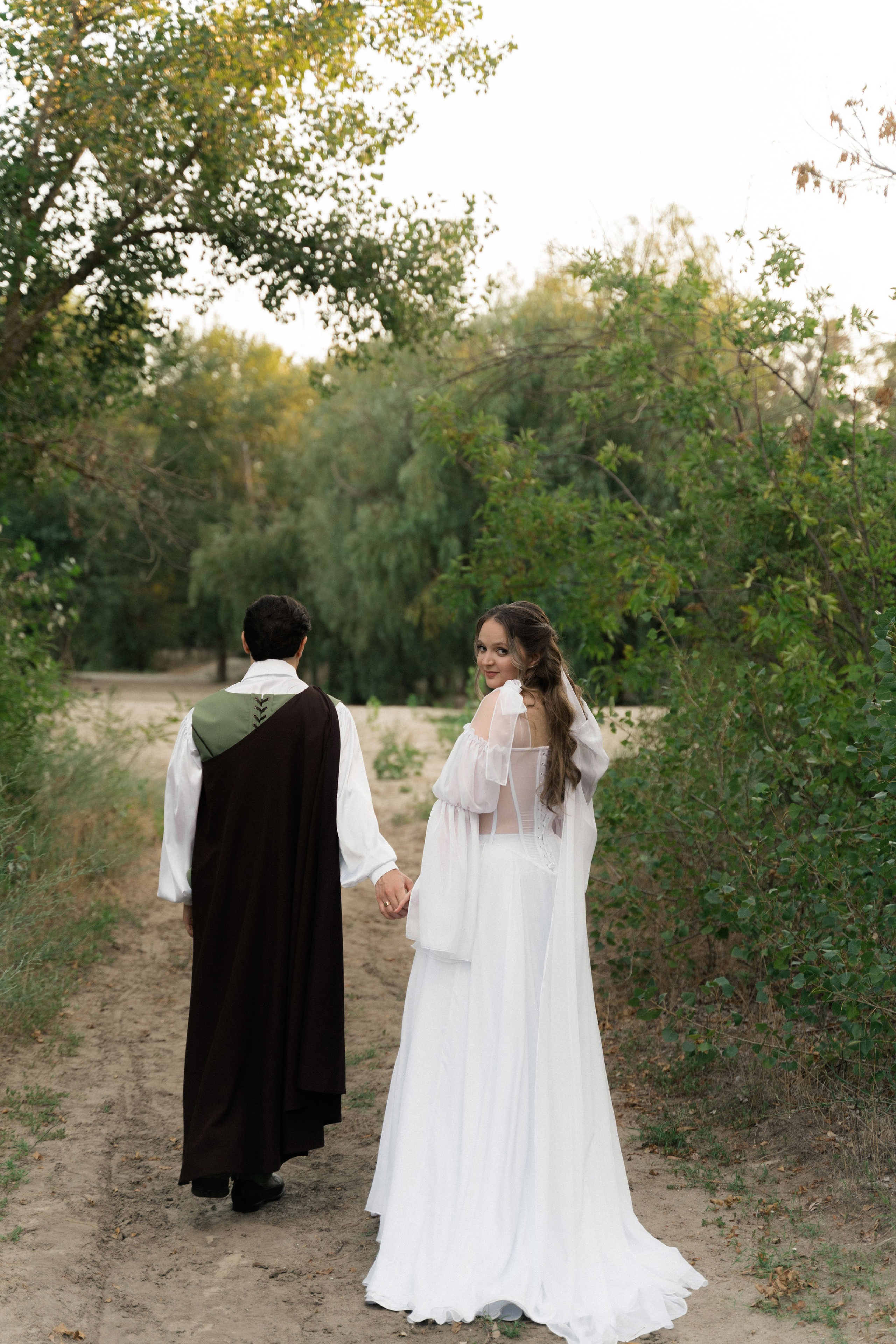 свадебная фотосессия жениха и невесты  на берегу реки Дон 