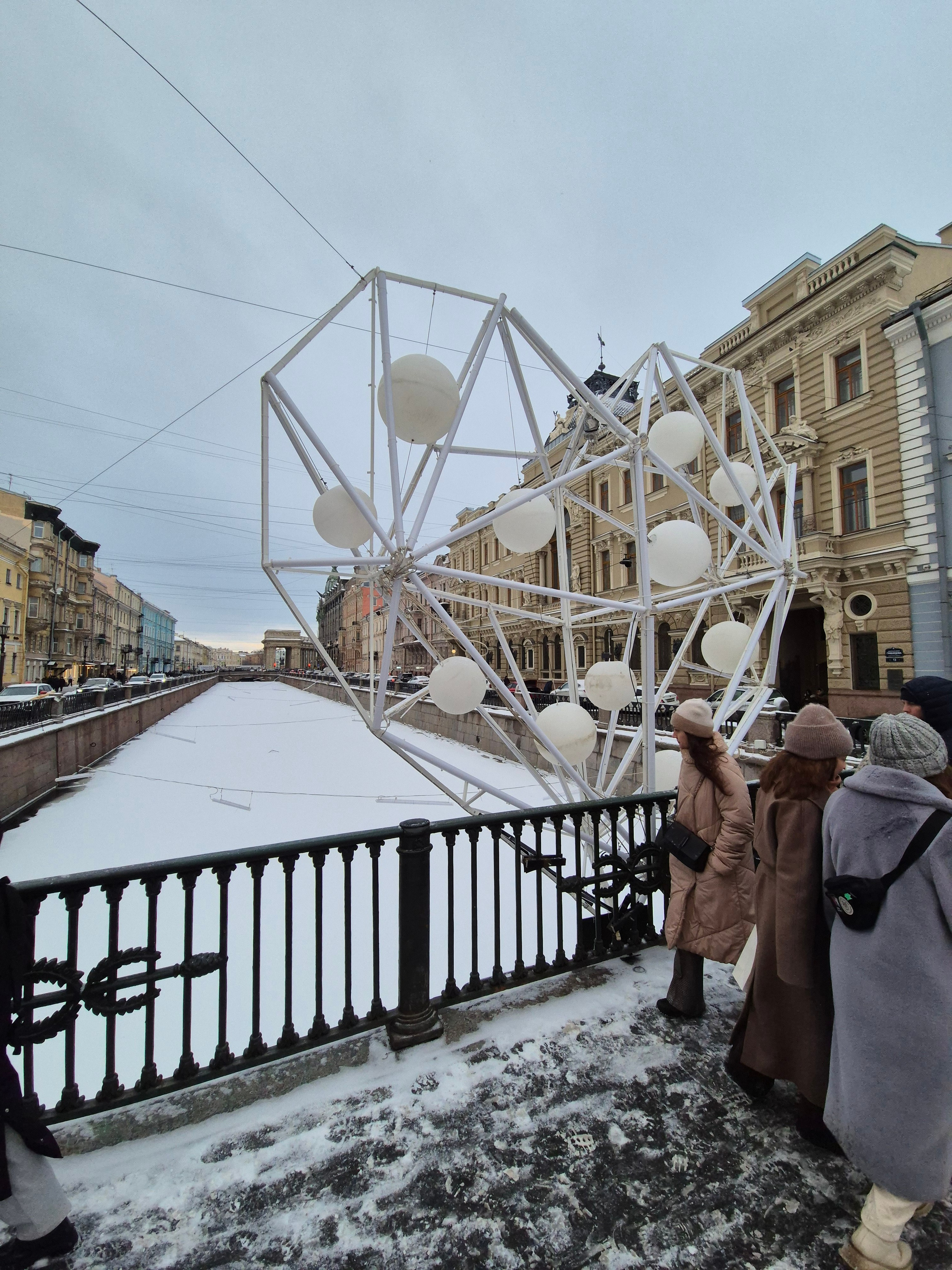 Но на улице плюс, снег ложился и таял