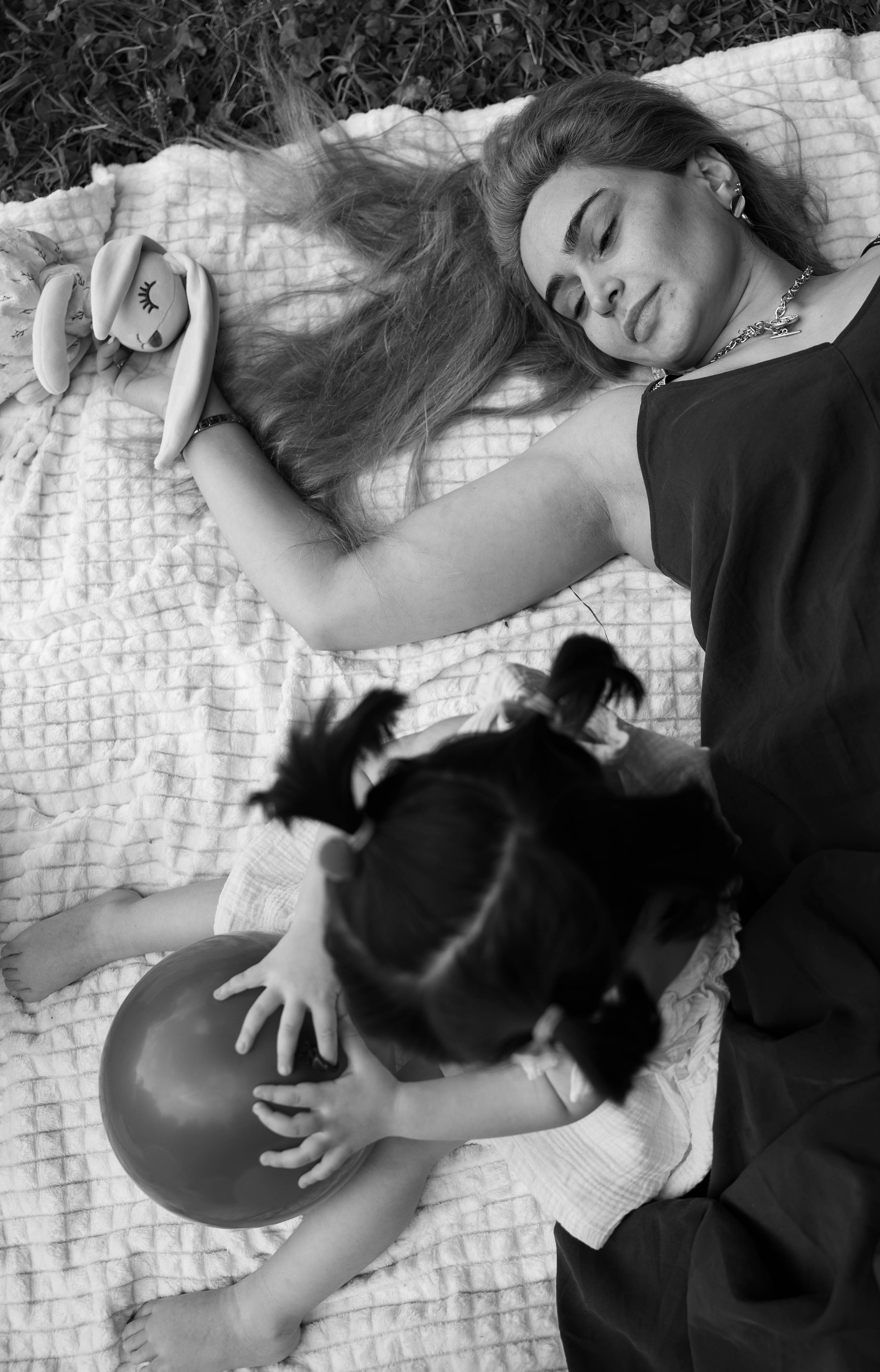 Прогулка мамы и дочки в парке