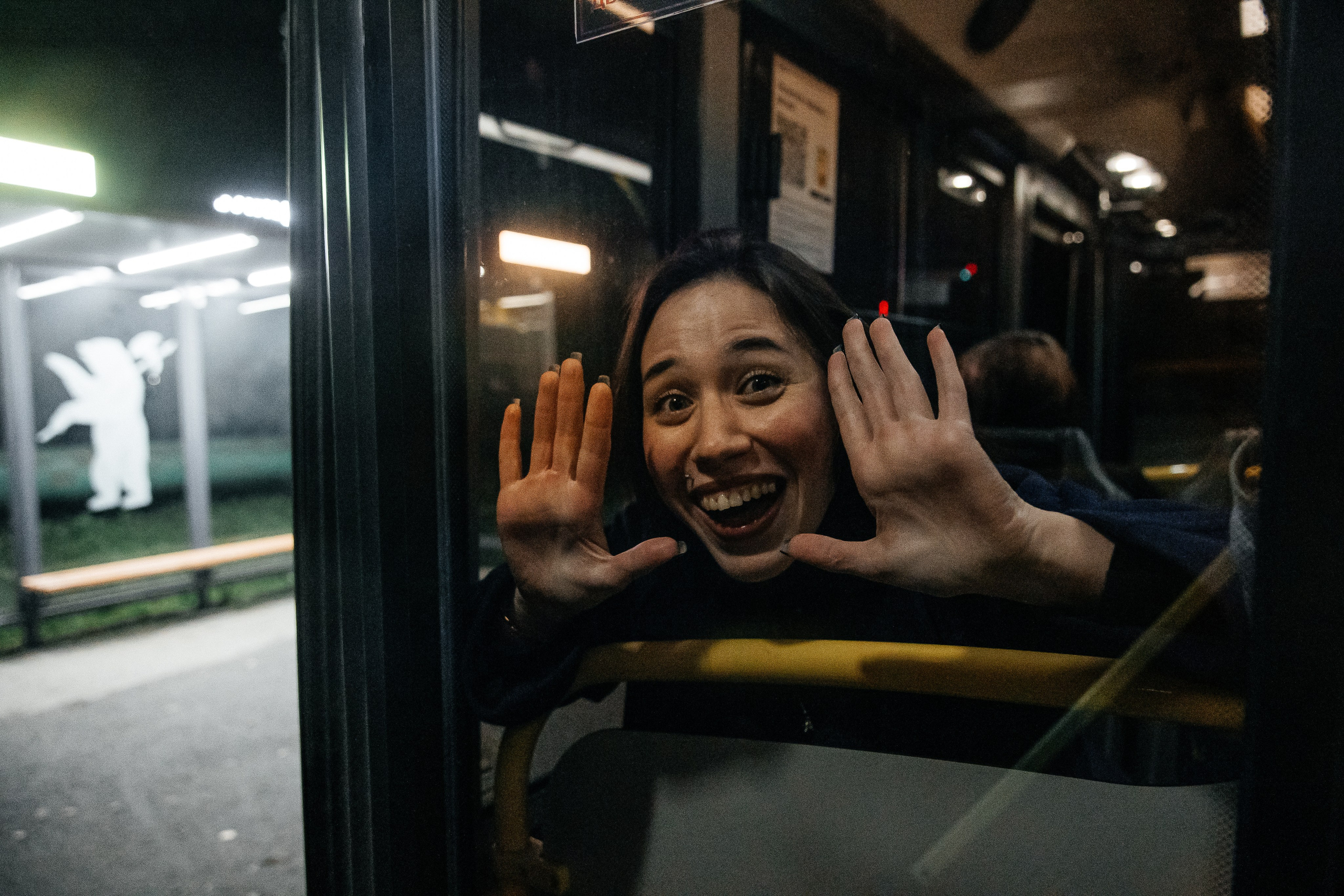 отосессия в городском транспорте Рыбинска — взгляд в объектив через стекло