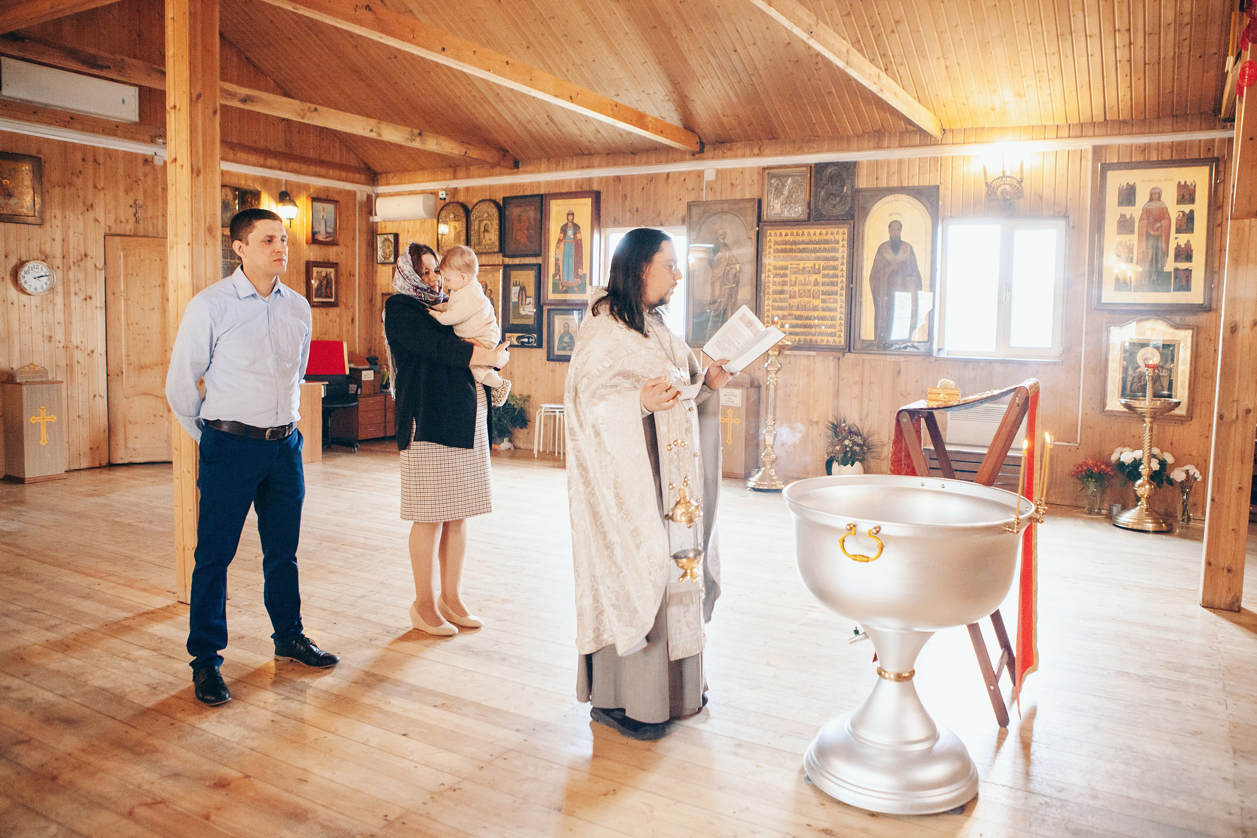 таинство крещения младенца в церкви в Москве. Убранство православного храма.