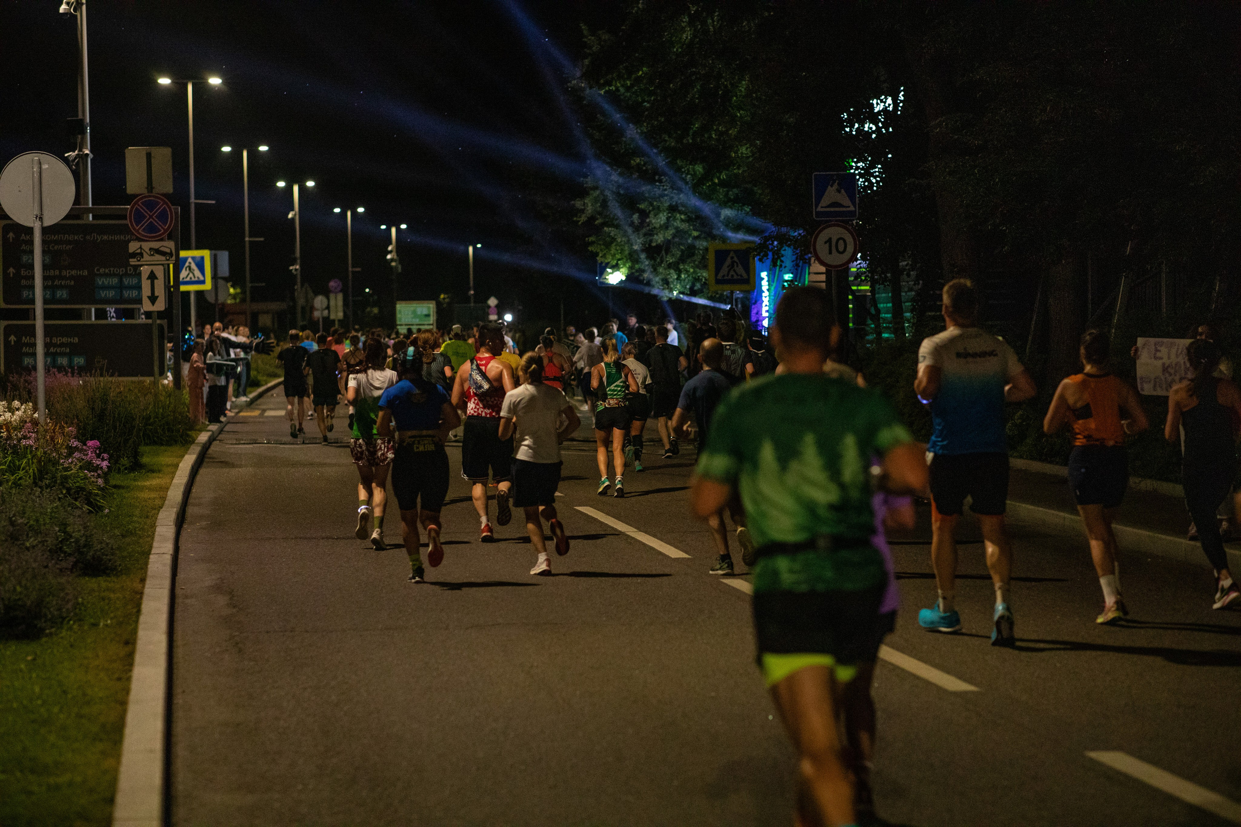 Ночной забег в ленте фотографий бегунов 03.08.24. Фотограф Сергей Ловкий